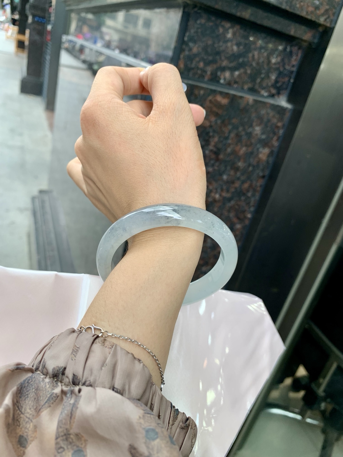 冰乌鸡正圈 0522-N787-2 打灯棉线，底妆冰透起光，冰乌鸡种的黑寓意着高贵，神秘，个性，甜酷风的搭配，底妆带点淡淡晴底，与国风，休闲风搭配都很适合，简直白搭