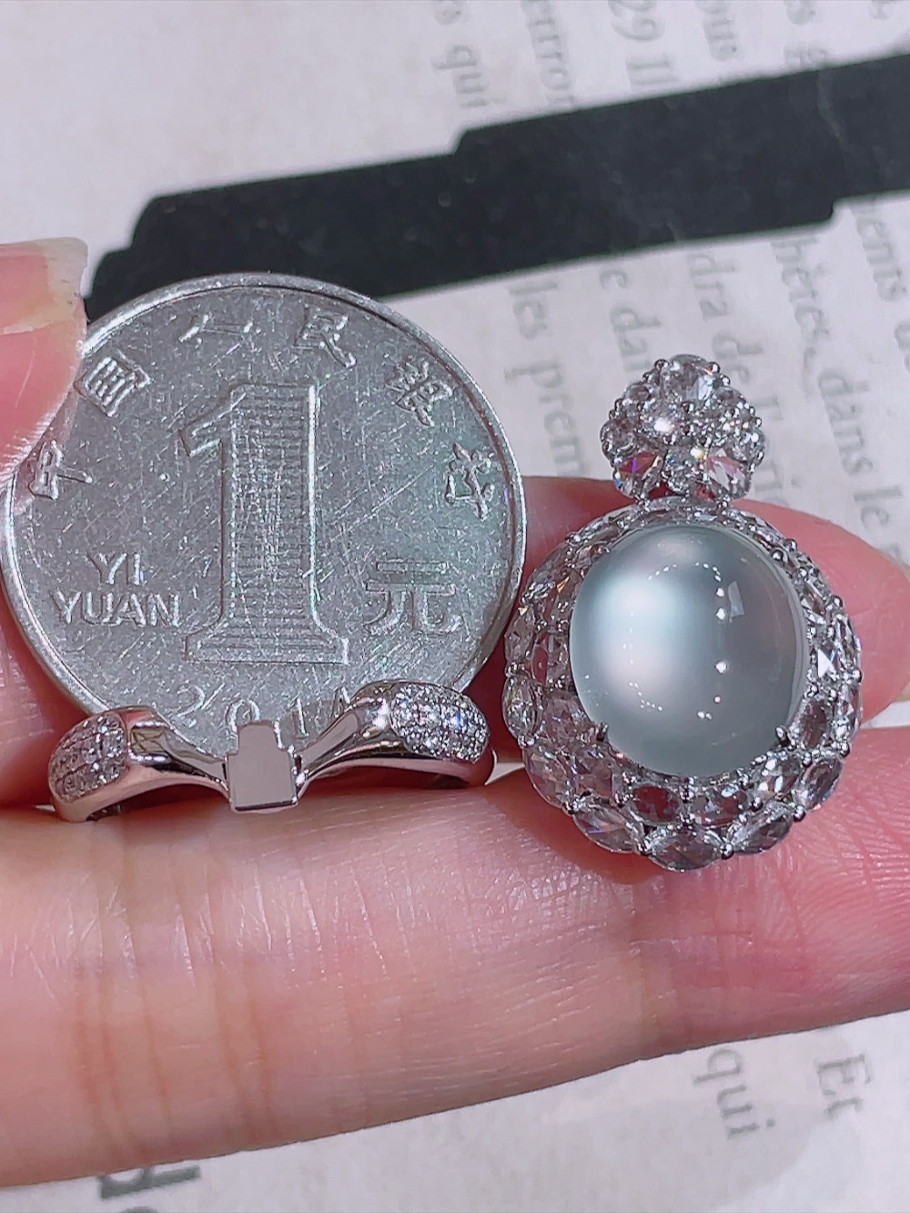 ️高冰玻璃种大鸽子蛋戒指吊坠 两用款 无裂 18k金镶嵌 种水 重金镶嵌 南非钻镶 厚装饱满 荧光四射 刚性十足 高端大气 性比高 14.5圈口 整体25.2-16.2-14.2祼石 12.2-10.5