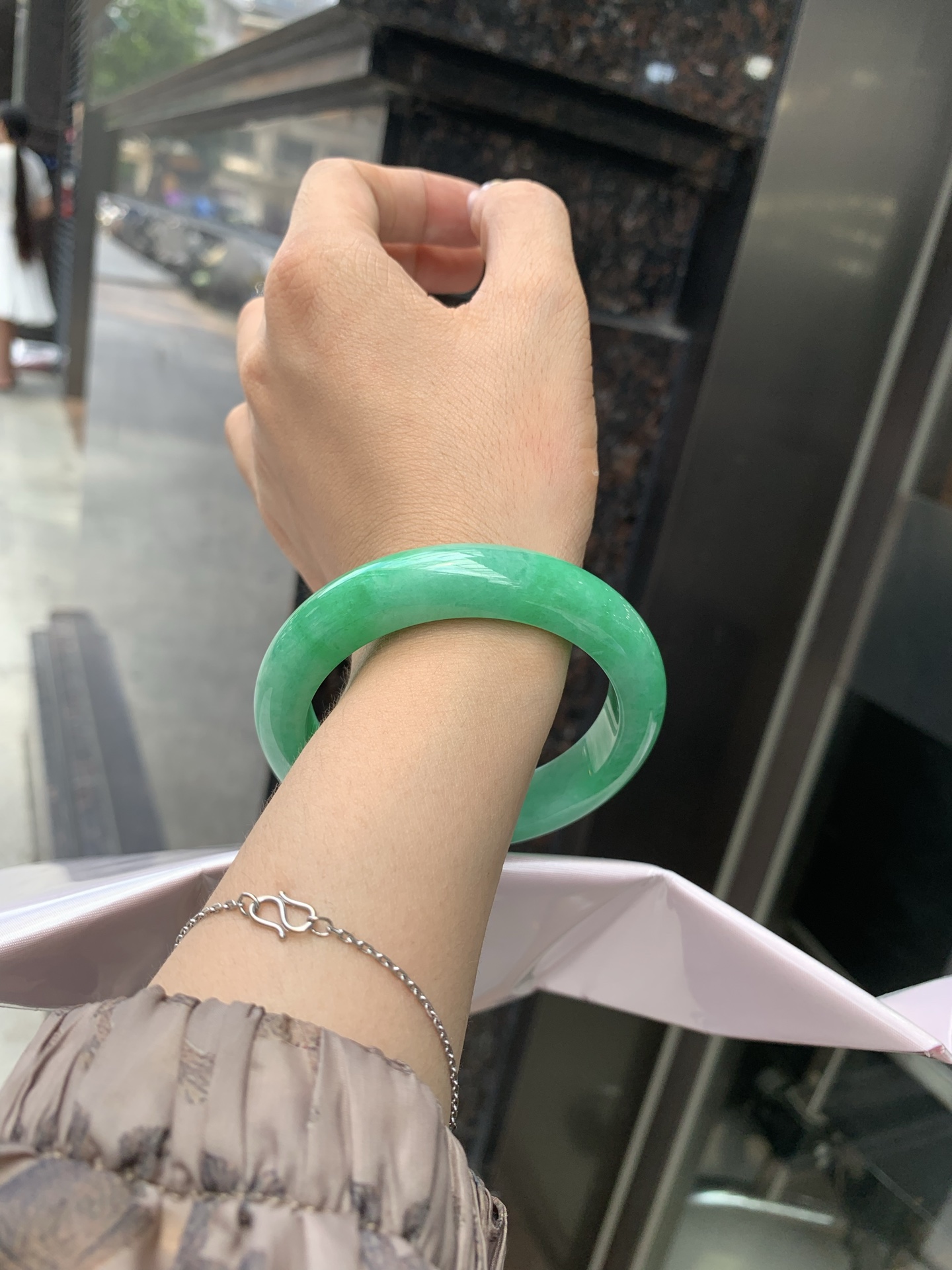 满绿正圈, 打灯细纹，满圈阳绿鲜艳青翠，色泽均匀分布，举手投足之间散发出来的贵气感