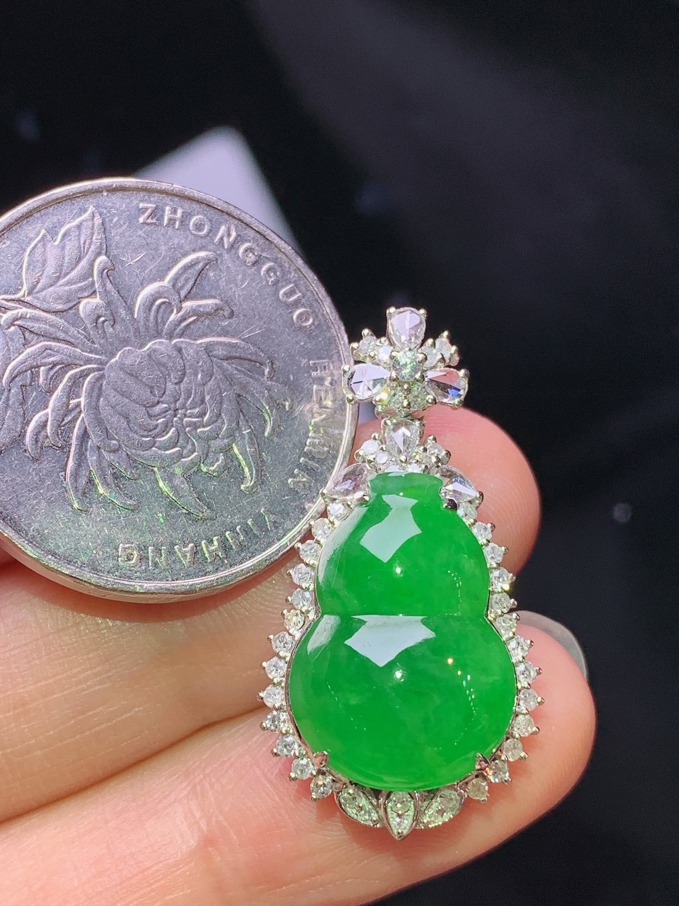 18k金钻镶嵌满绿葫芦吊坠 玉质细腻 色泽艳丽清新 水润亮眼 整体尺寸29.8*15.8*9 s1