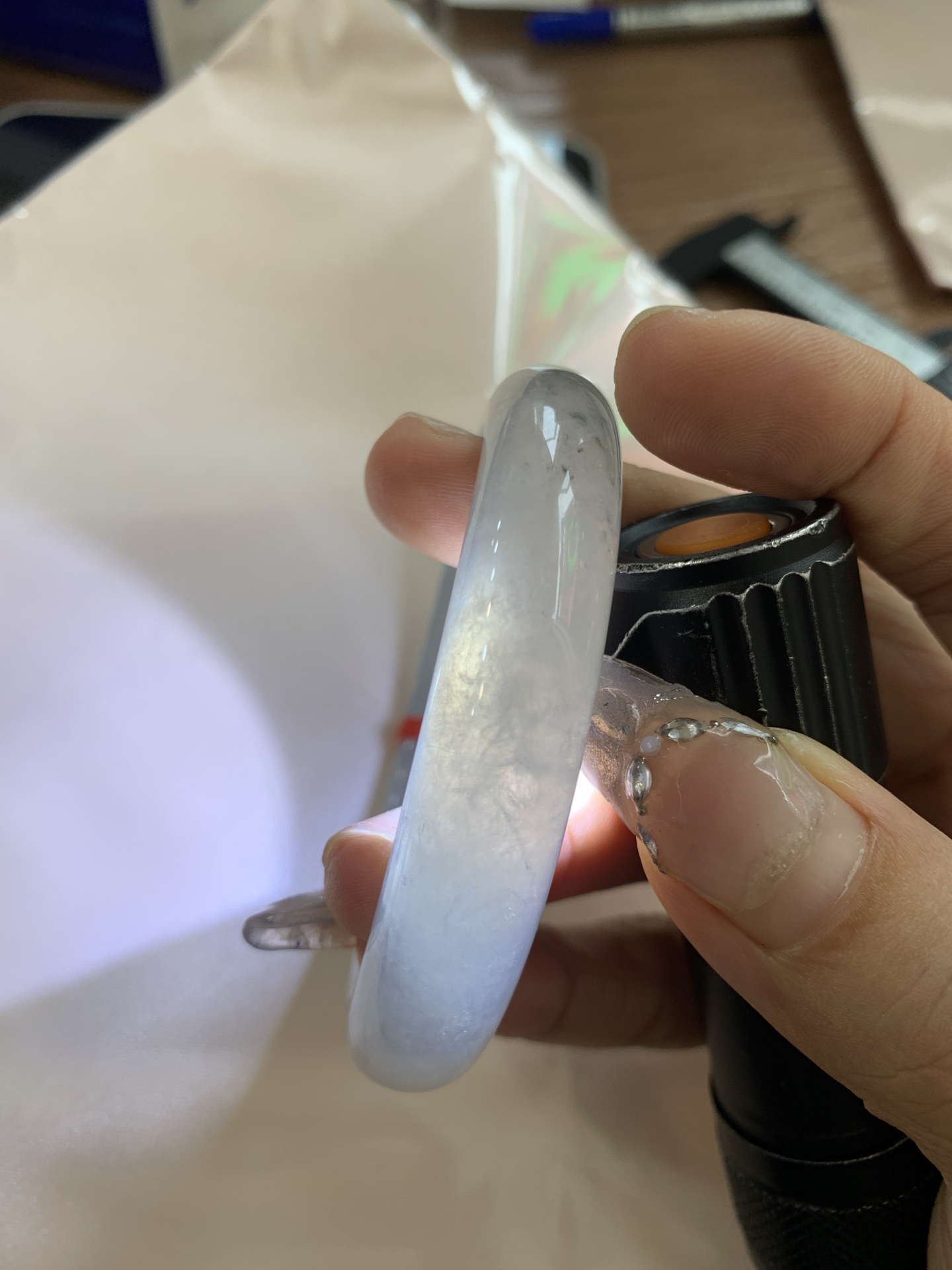 冰乌鸡正圈 0522-N787-2 打灯棉线，底妆冰透起光，冰乌鸡种的黑寓意着高贵，神秘，个性，甜酷风的搭配，底妆带点淡淡晴底，与国风，休闲风搭配都很适合，简直白搭