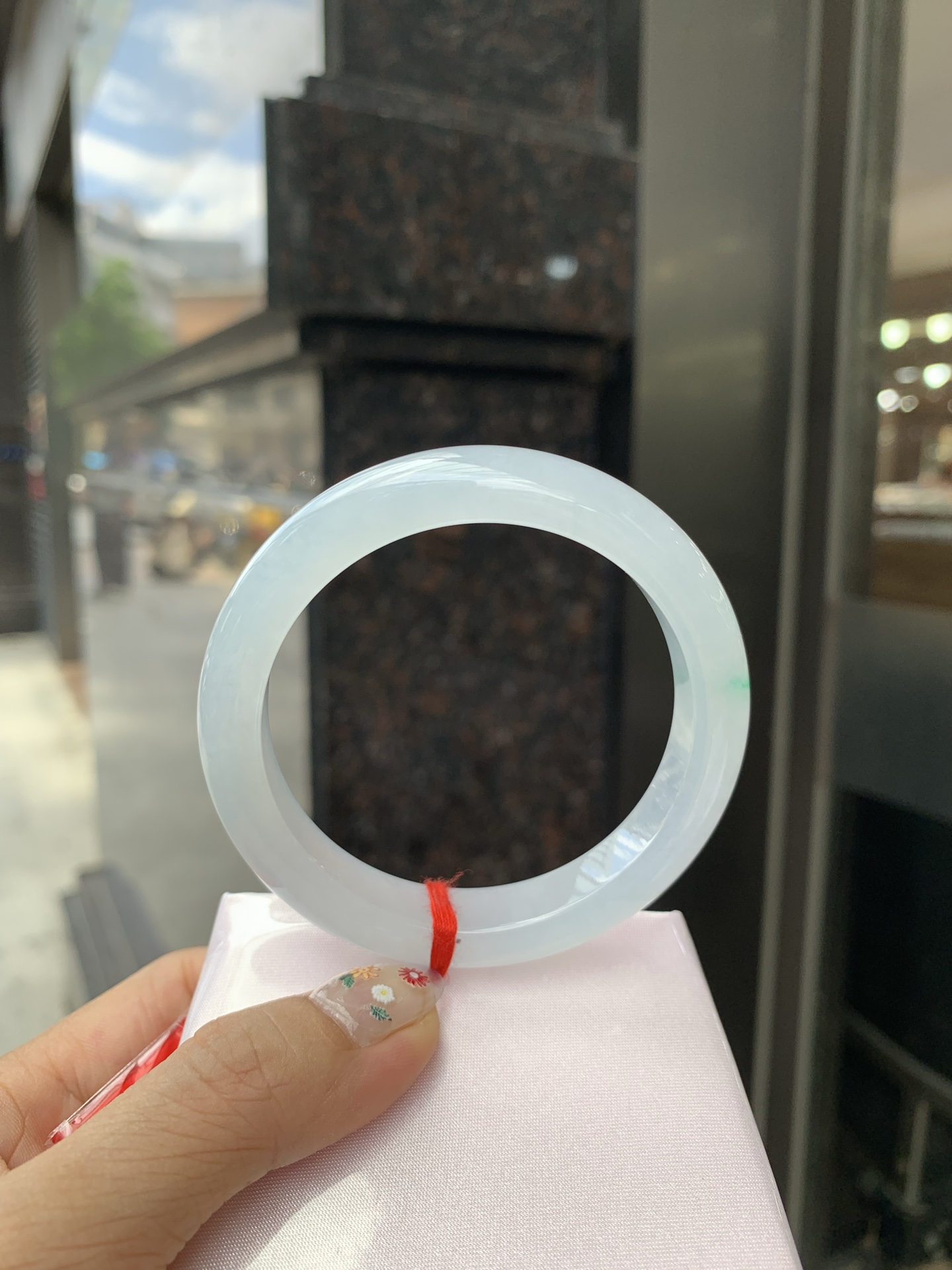 正圈，打灯细纹，底妆冰润，两抹阳绿花色像春芽，从水润如晨露的底子蹦跳而出，将春日的灵动生机凝于手镯中，戴上她，清水芙蓉般的清新感自然晕染，每一次抬手，都似把盎然绿意融入生活。