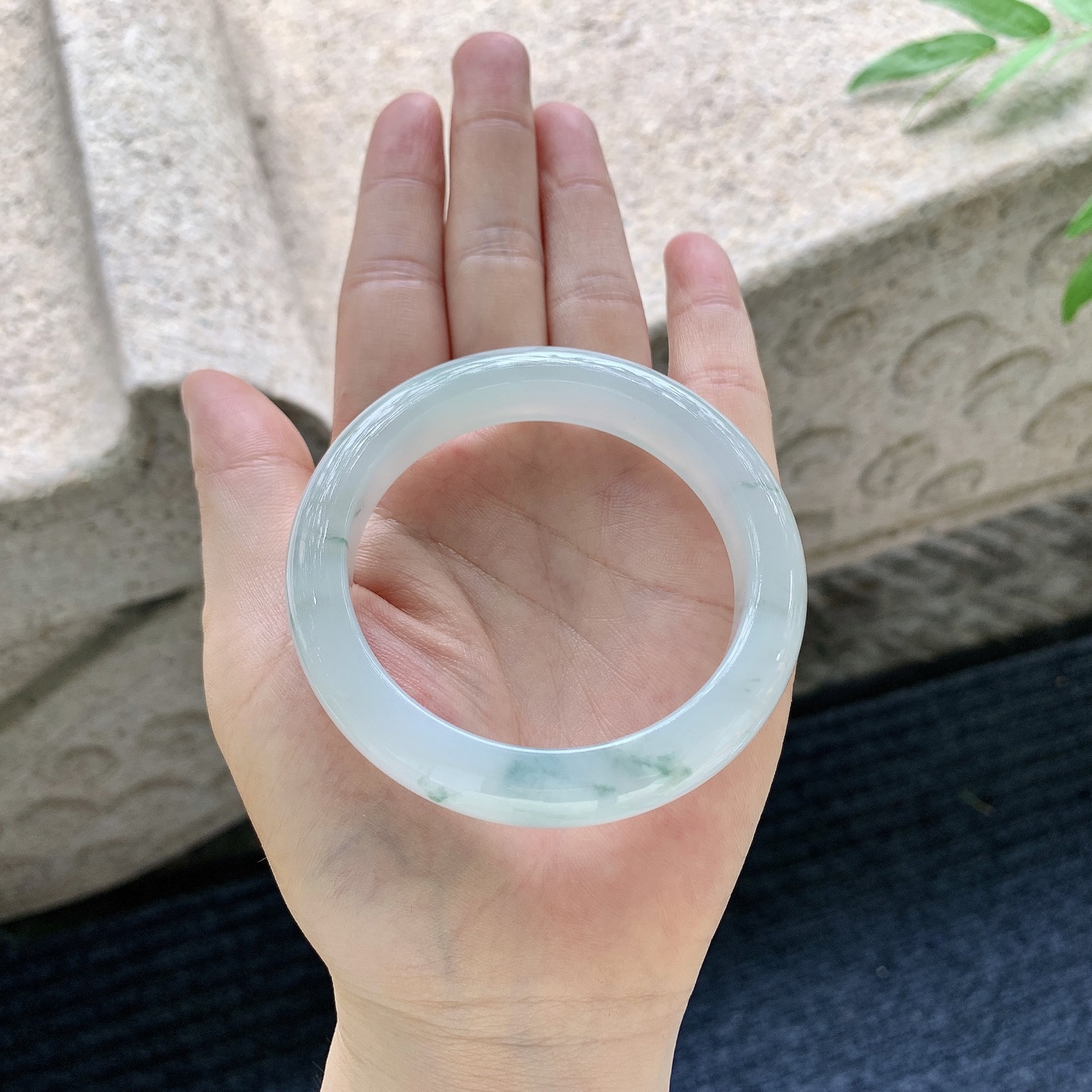 正圈53 54【圈口】54/12.3/8.8【编码】DW062685【描述】糯冰飘花，水润，种老，细腻，无裂