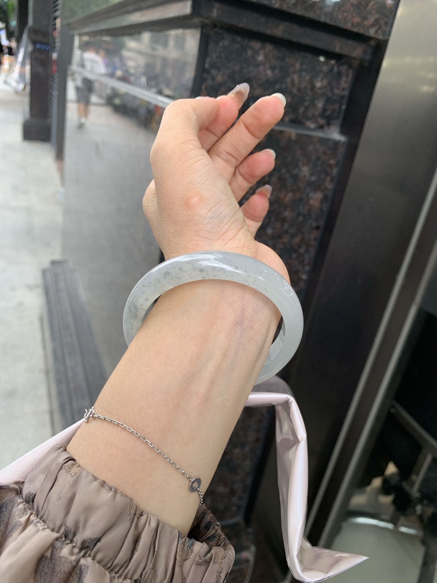 冰乌鸡正圈 0522-N787-2 打灯棉线，底妆冰透起光，冰乌鸡种的黑寓意着高贵，神秘，个性，甜酷风的搭配，底妆带点淡淡晴底，与国风，休闲风搭配都很适合，简直白搭