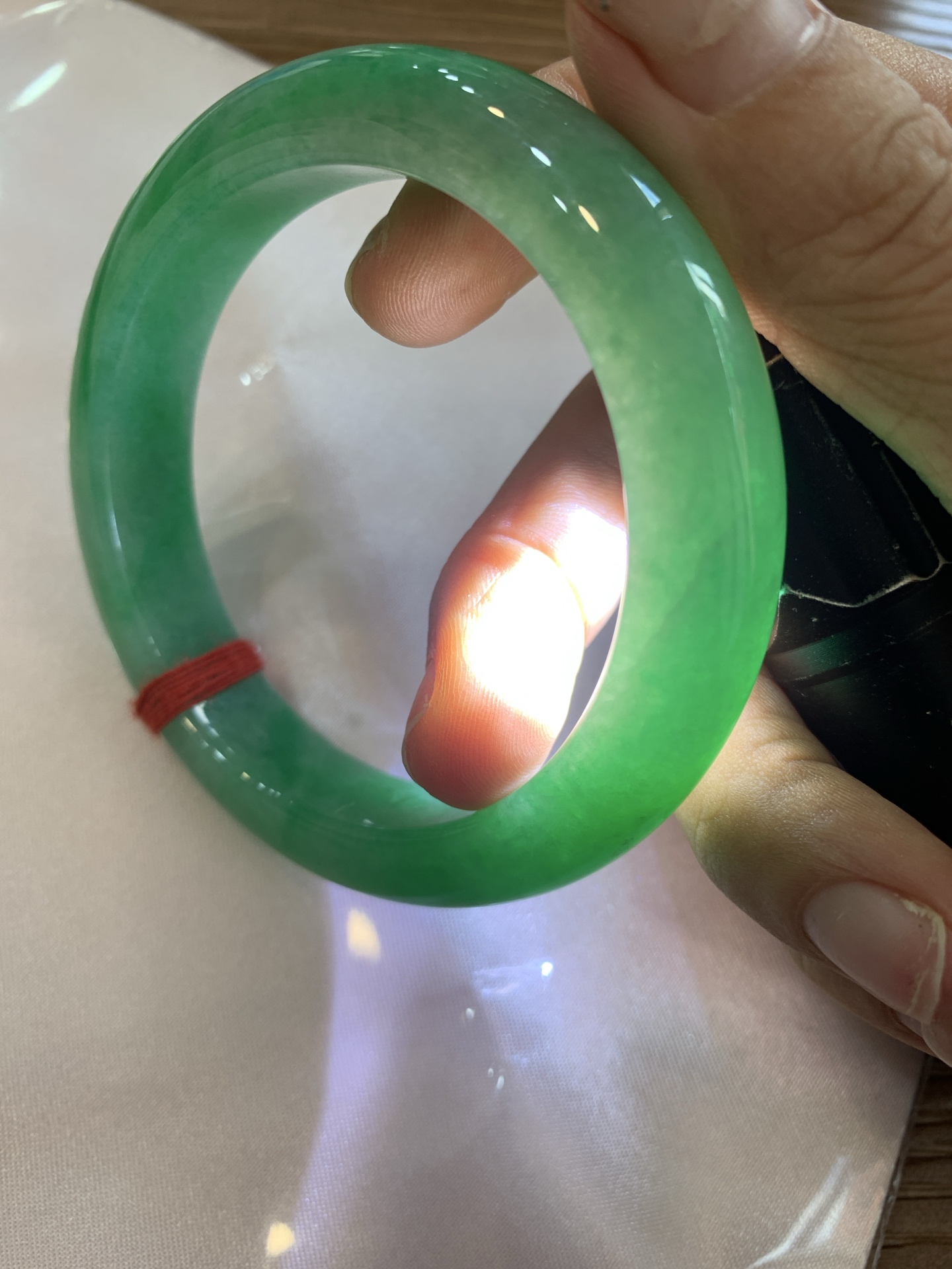 满绿正圈, 打灯细纹，满圈阳绿鲜艳青翠，色泽均匀分布，举手投足之间散发出来的贵气感