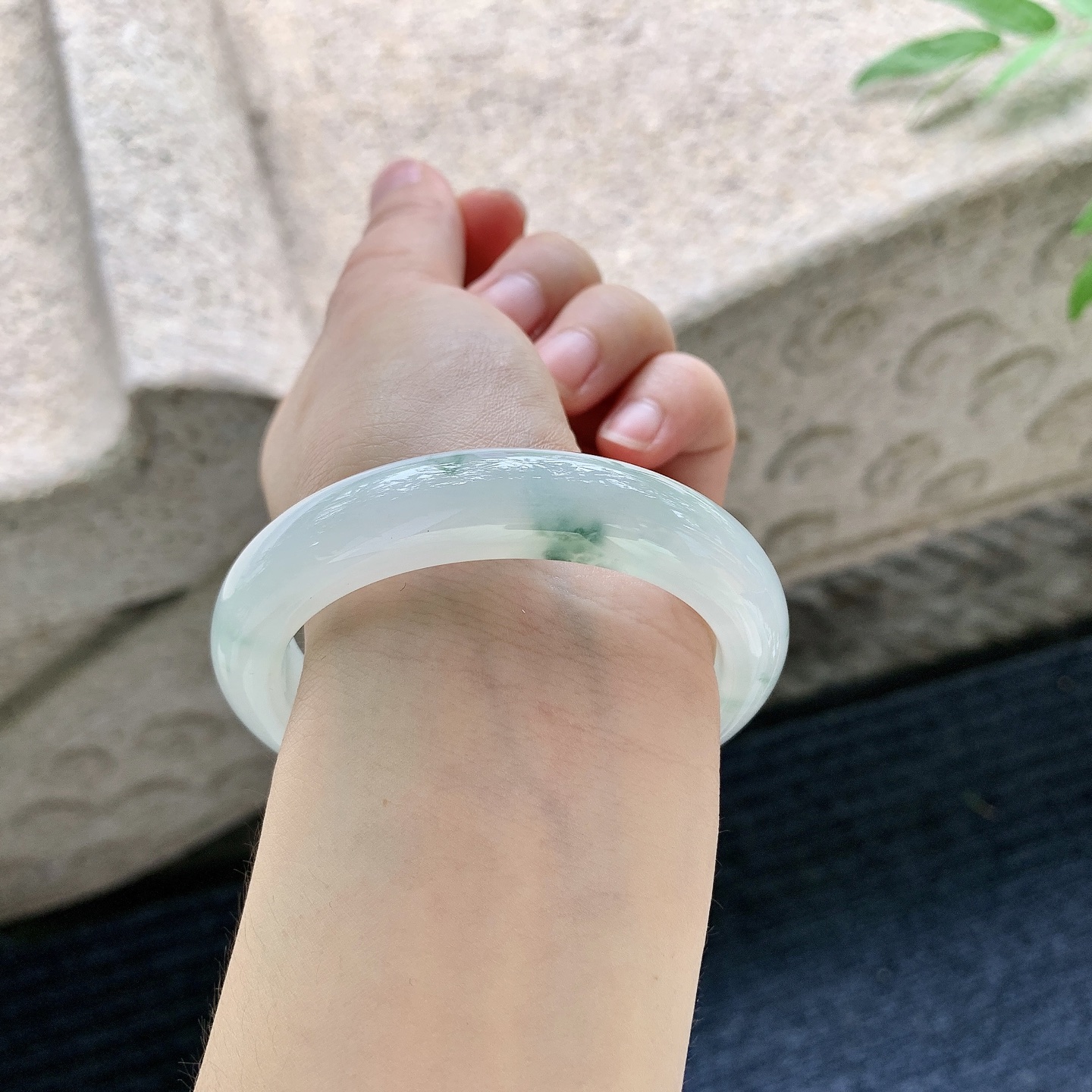 正圈53 54【圈口】54/12.3/8.8【编码】DW062685【描述】糯冰飘花，水润，种老，细腻，无裂