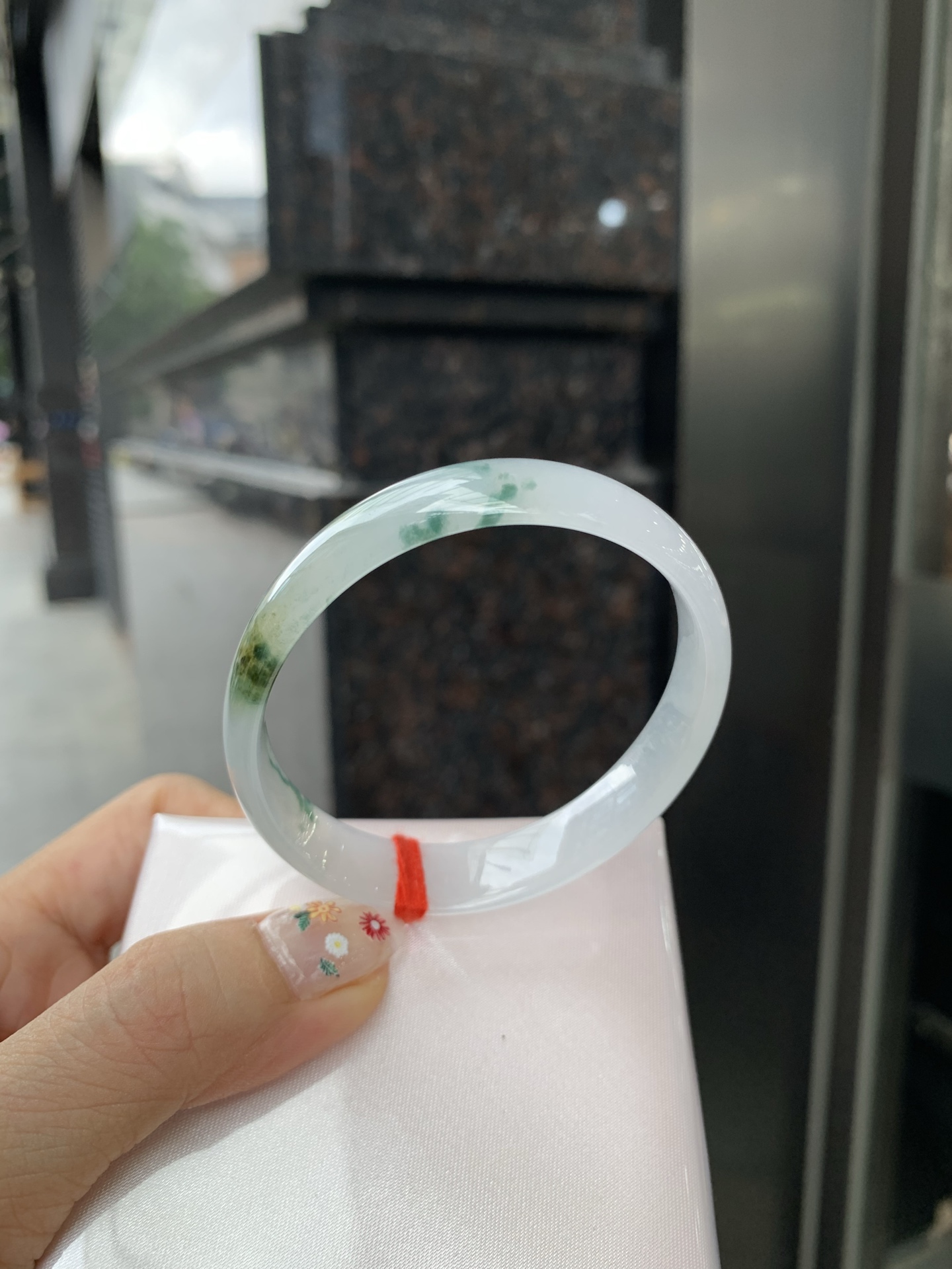 冰飘花贵妃 54.2-48.7-4.4-11.2 0522-N775 无裂，底妆冰润细腻，冰底中开出了朵朵蓝花，飘花灵动飘逸，勾勒出一幅唯美诗意的山水意境画，古典优雅又秀气