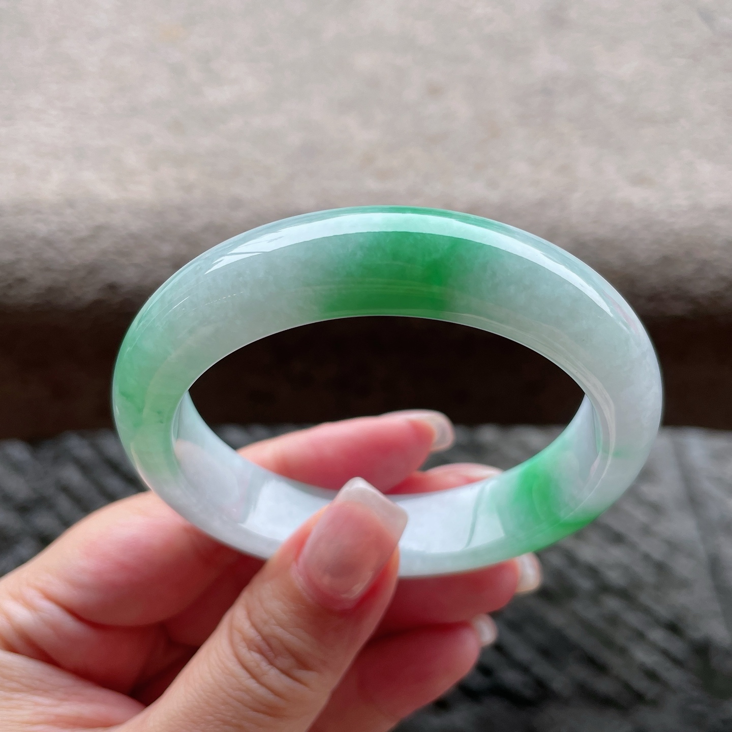 白底飘绿，色泽鲜艳，玉质细腻，水润，种老，有纹