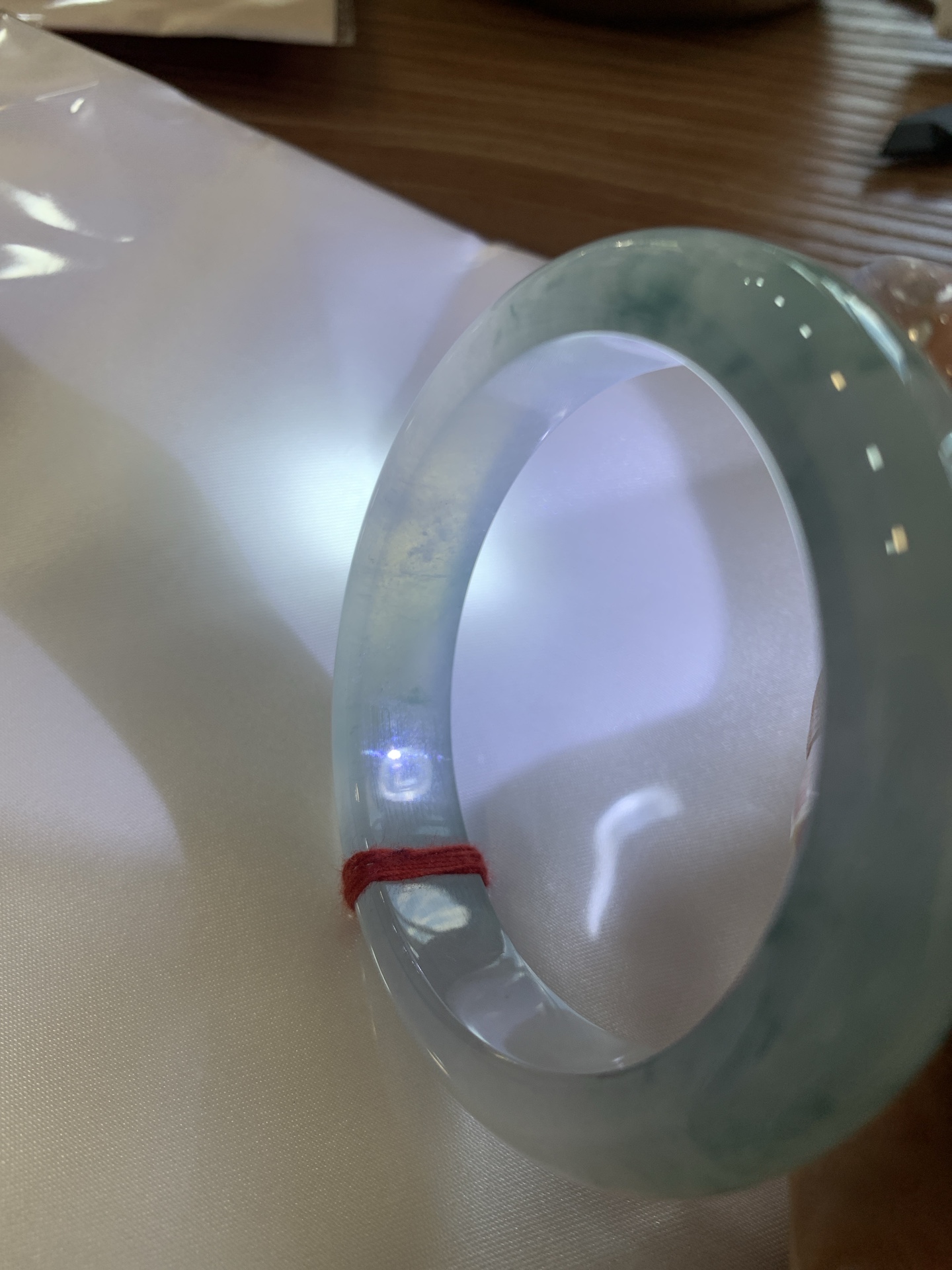 冰飘花正圈, 打灯多处细纹，底妆冰润细腻，冰底中开出了朵朵蓝花，飘花灵动飘逸，勾勒出一幅唯美诗意的山水意境画，秀气