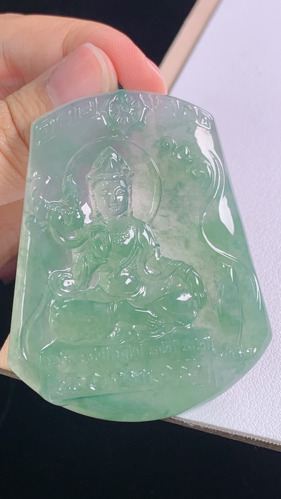 冰晴大势至菩萨，种色兼备，水润细腻，无裂，尺寸:58.0-46.5-4.9mm 18