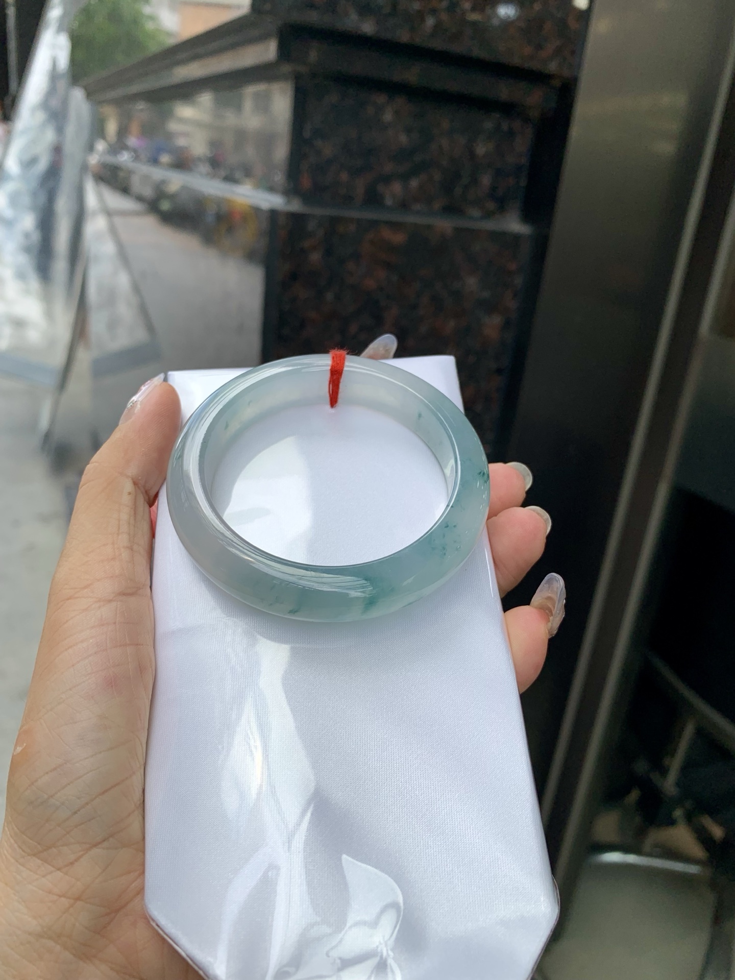 冰飘花正圈, 打灯多处细纹，底妆冰润细腻，冰底中开出了朵朵蓝花，飘花灵动飘逸，勾勒出一幅唯美诗意的山水意境画，秀气
