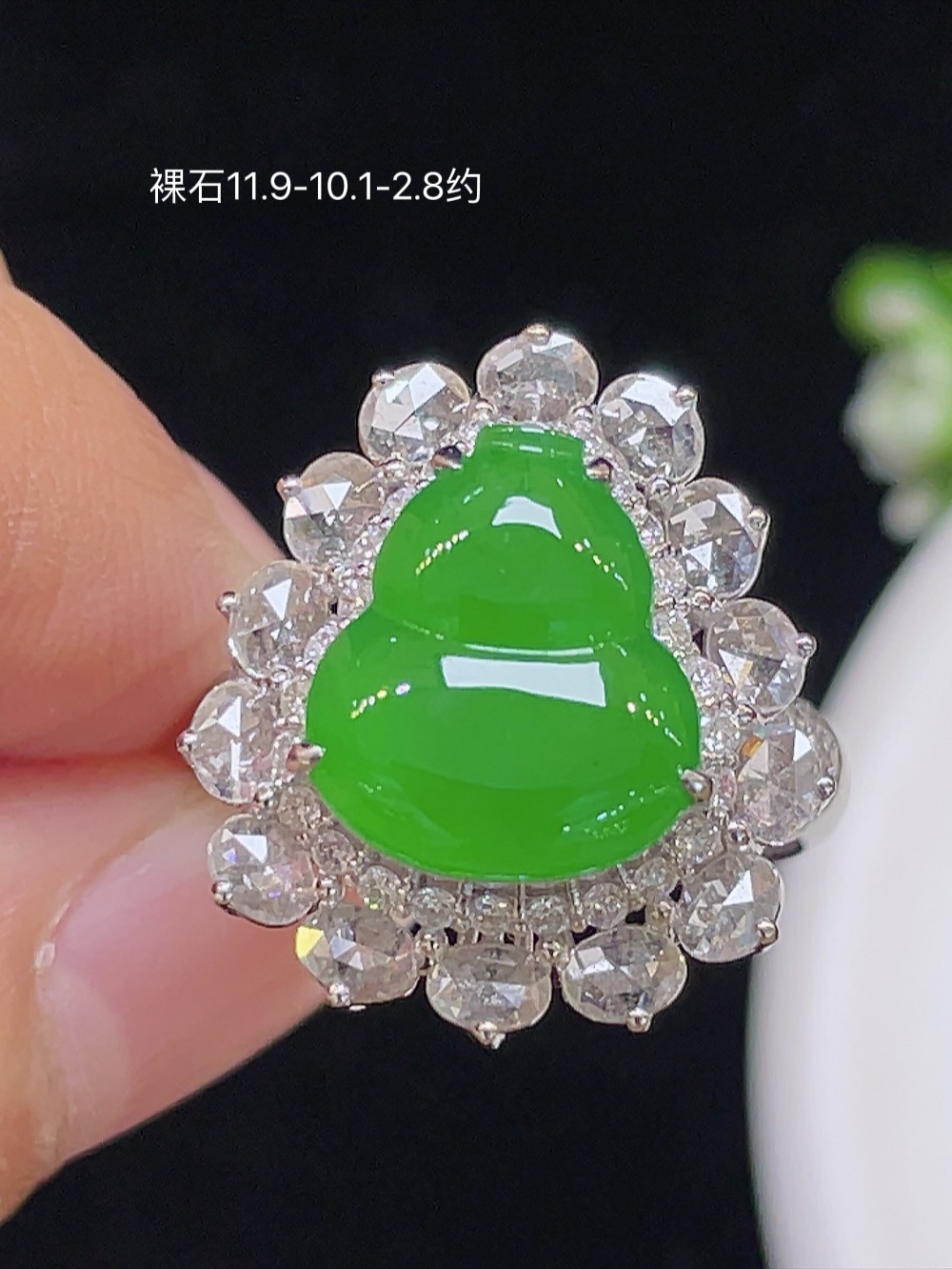 【高冰正阳绿，葫芦戒指】大件饱满，通透水润，玉质细腻，翠色鲜艳，18k金奢华钻石镶嵌️，11.9-