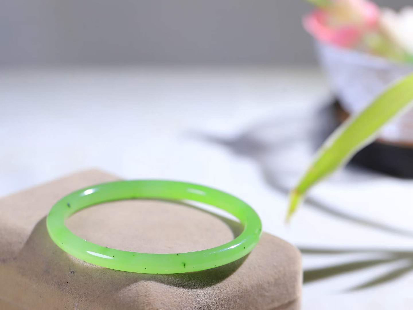 （碧色荡漾.手镯）

精品和田玉碧玉圆条手镯，灼灼其华想像靓妆淡伫 ，腕间绿意跳脱冰壶莹，坐间静