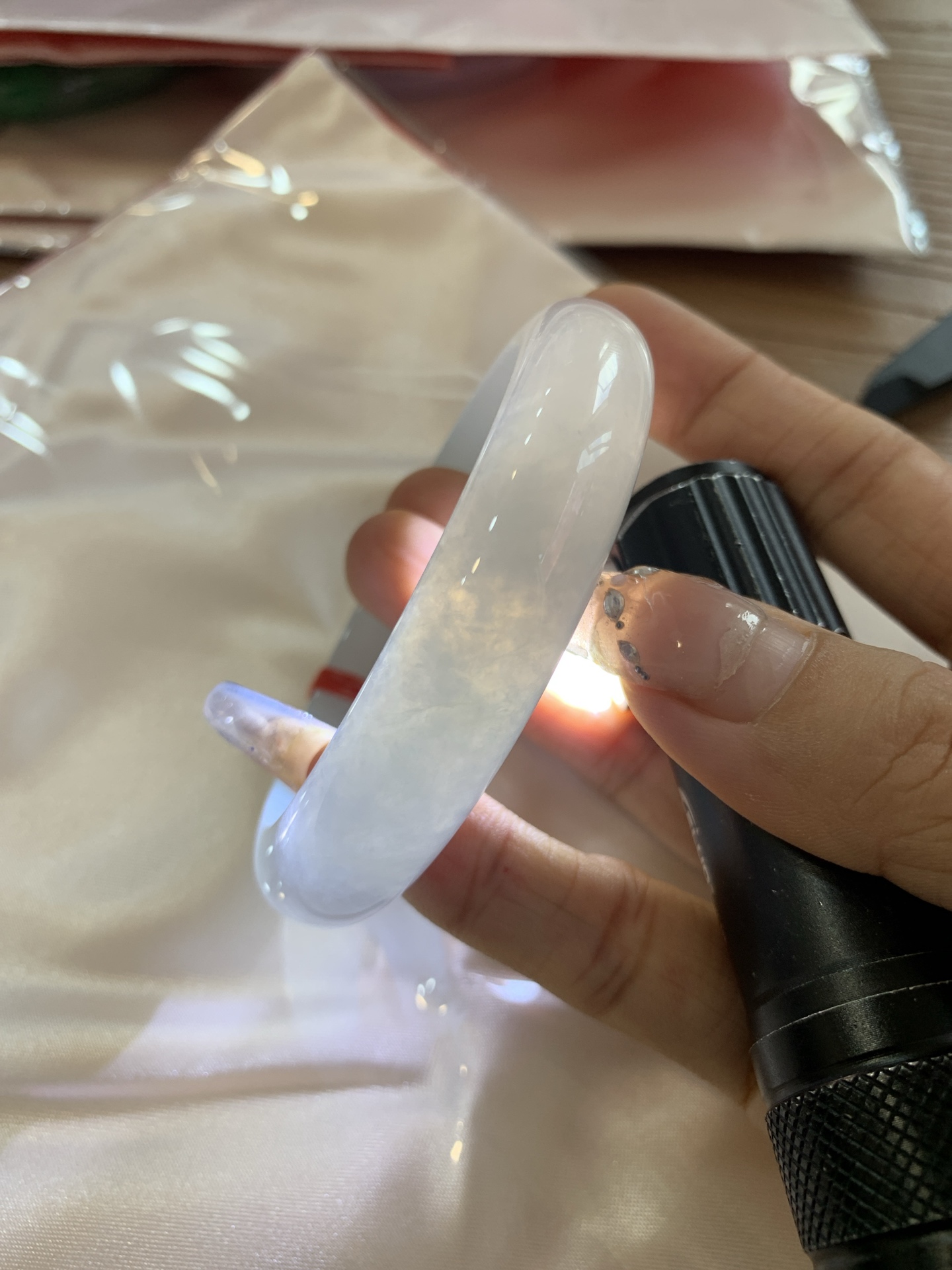 白冰正圈 57.1-7.5-13.2 0522-N787-1 打灯棉线，底妆冰润细腻，一腕清透，简约清爽，不挑肤色年龄，给人一种清雅脱俗，天真纯美的感觉，真不愧是翡翠中的初恋