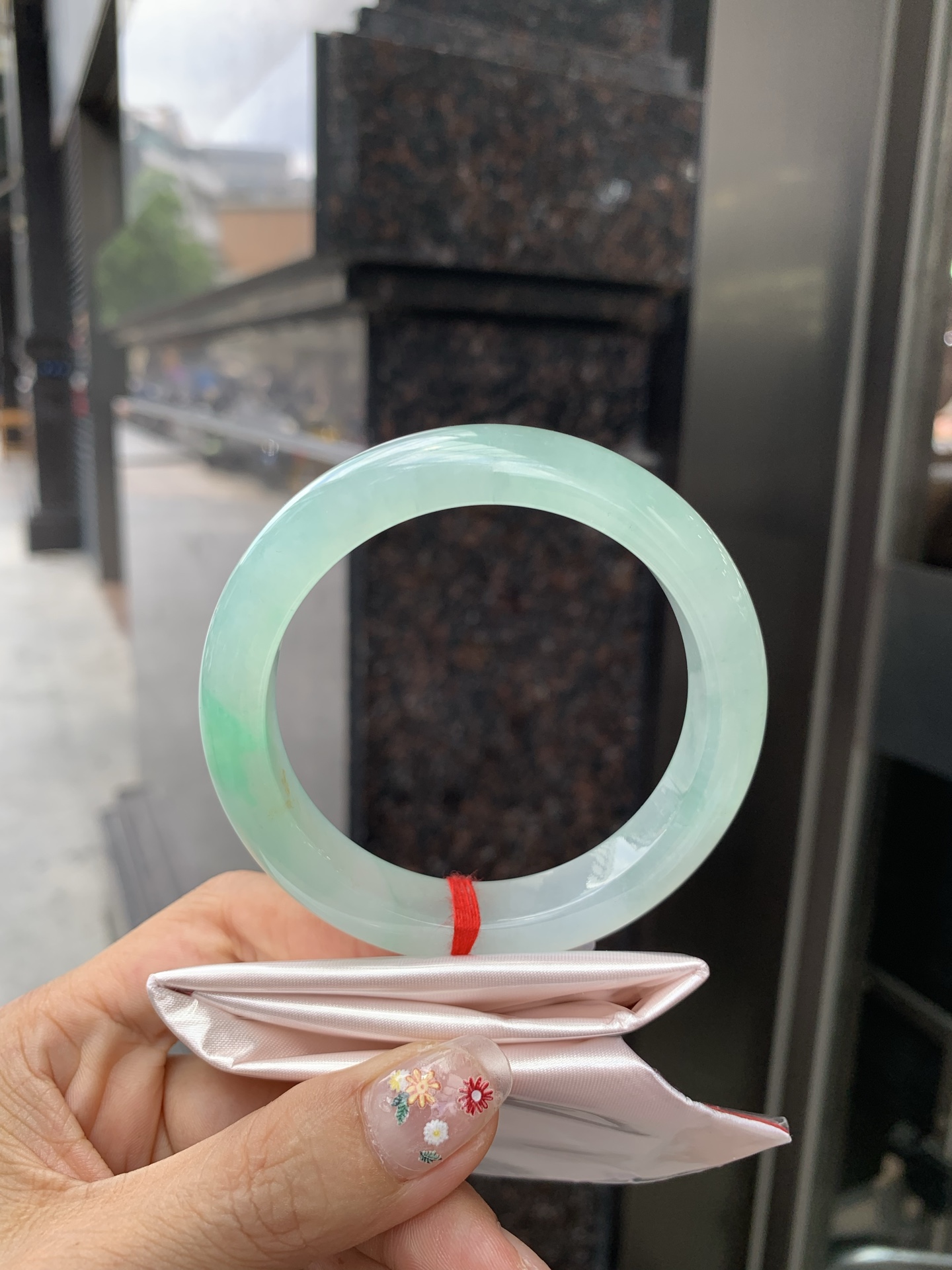 冰晴飘绿正圈 0522-N791 打灯断纹，不扣，底妆水润细腻，满圈晴绿底色飘一抹绿花，鲜艳得像新冒头的嫩芽，灵动清新，即柔和又充满生机