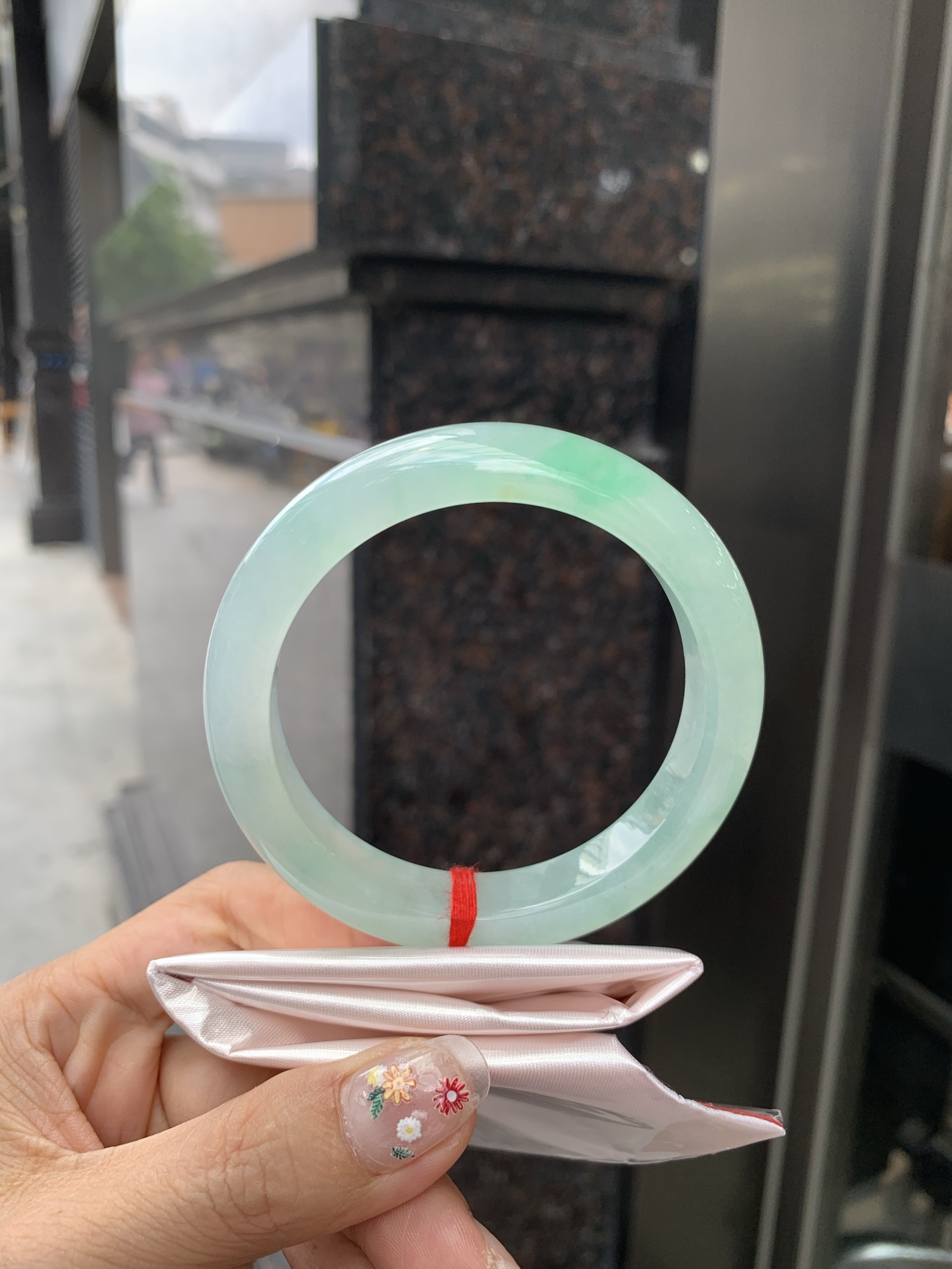 冰晴飘绿正圈 0522-N791 打灯断纹，不扣，底妆水润细腻，满圈晴绿底色飘一抹绿花，鲜艳得像新冒