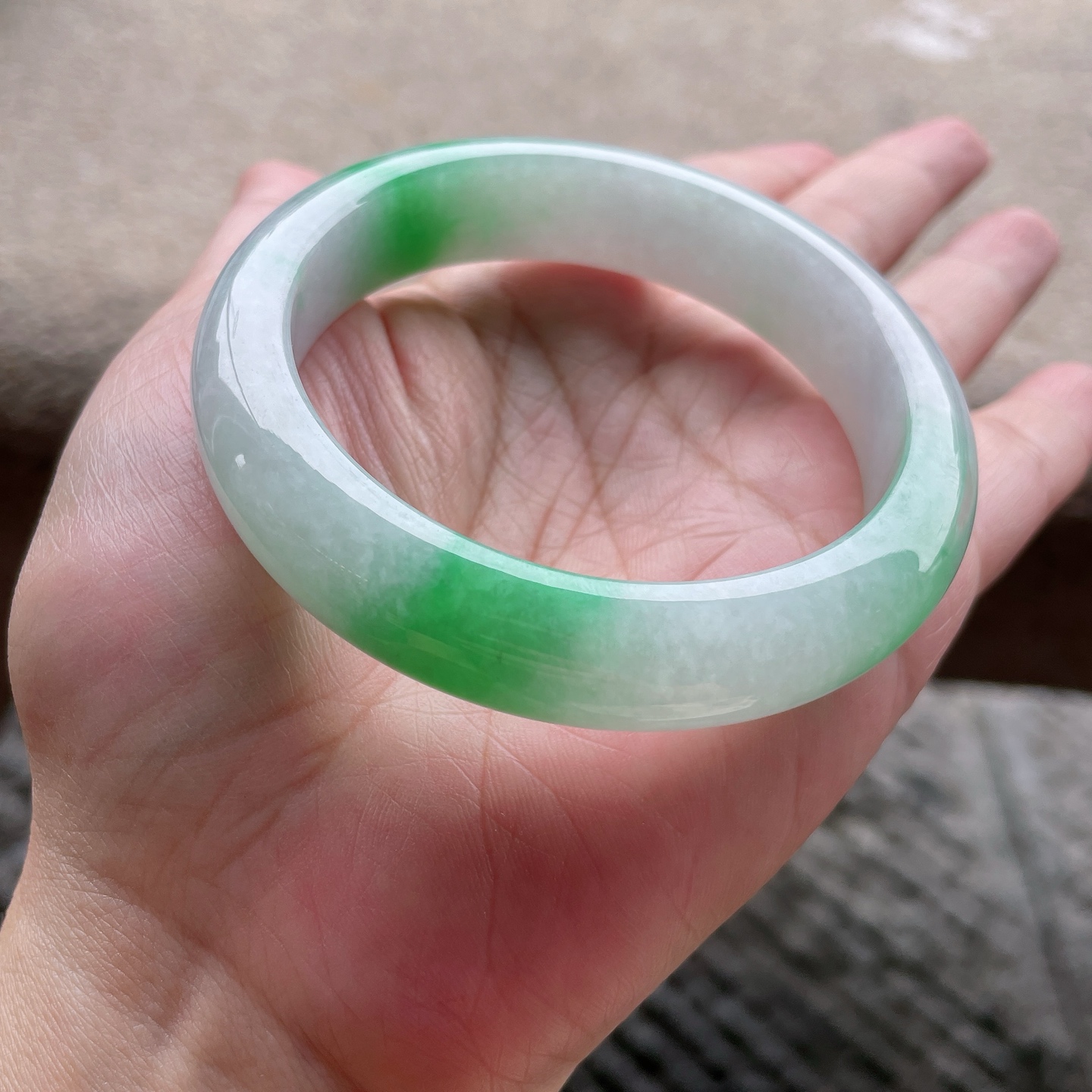 白底飘绿，色泽鲜艳，玉质细腻，水润，种老，有纹