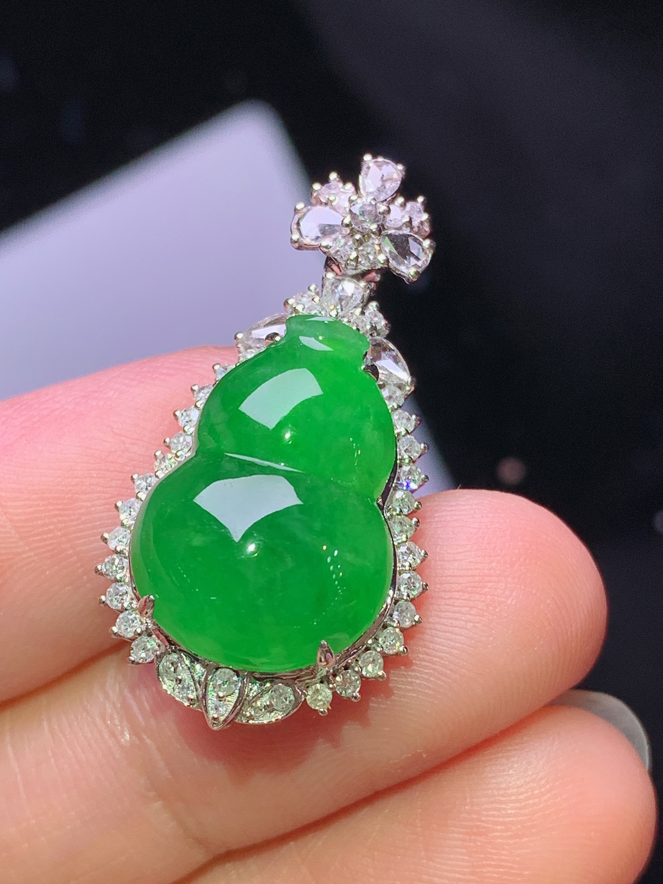 18k金钻镶嵌满绿葫芦吊坠 玉质细腻 色泽艳丽清新 水润亮眼 整体尺寸29.8*15.8*9 s1