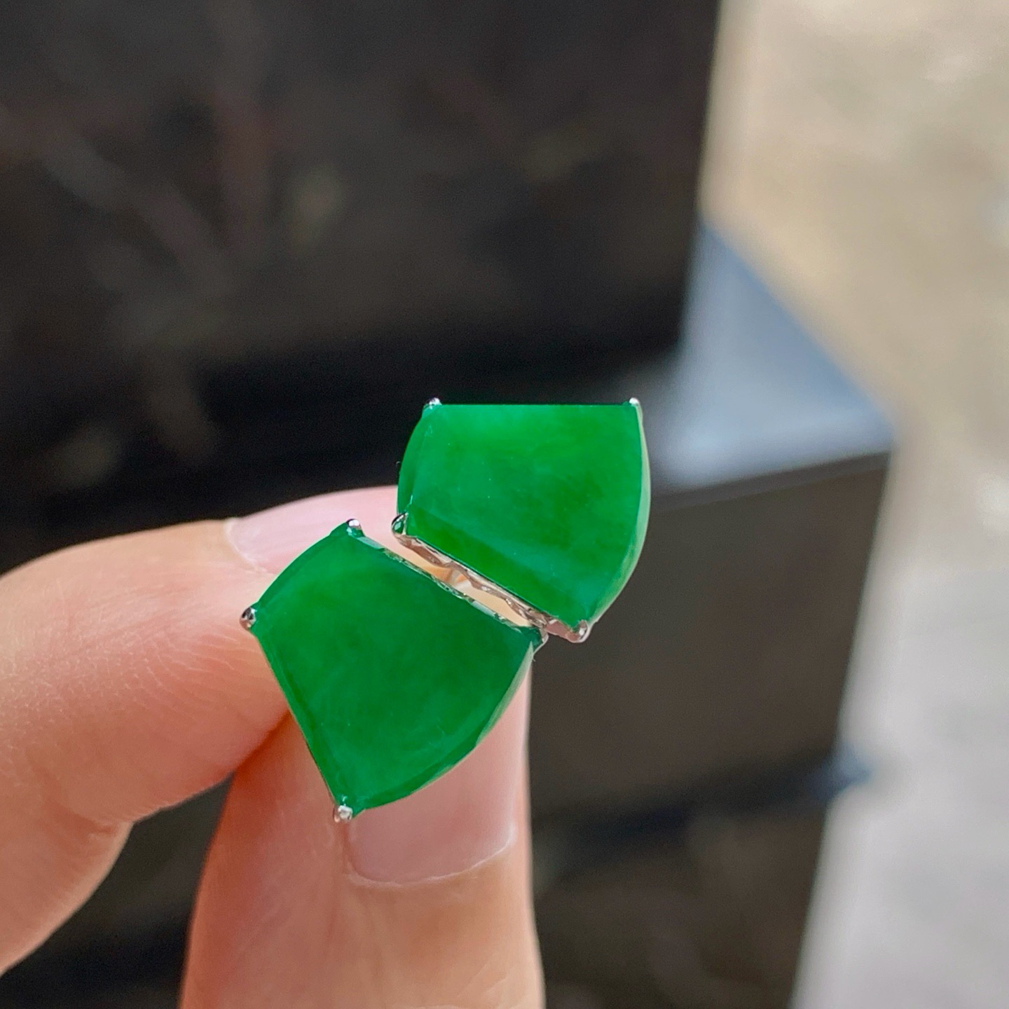 金镶嵌辣绿色无事牌^_^鲜艳