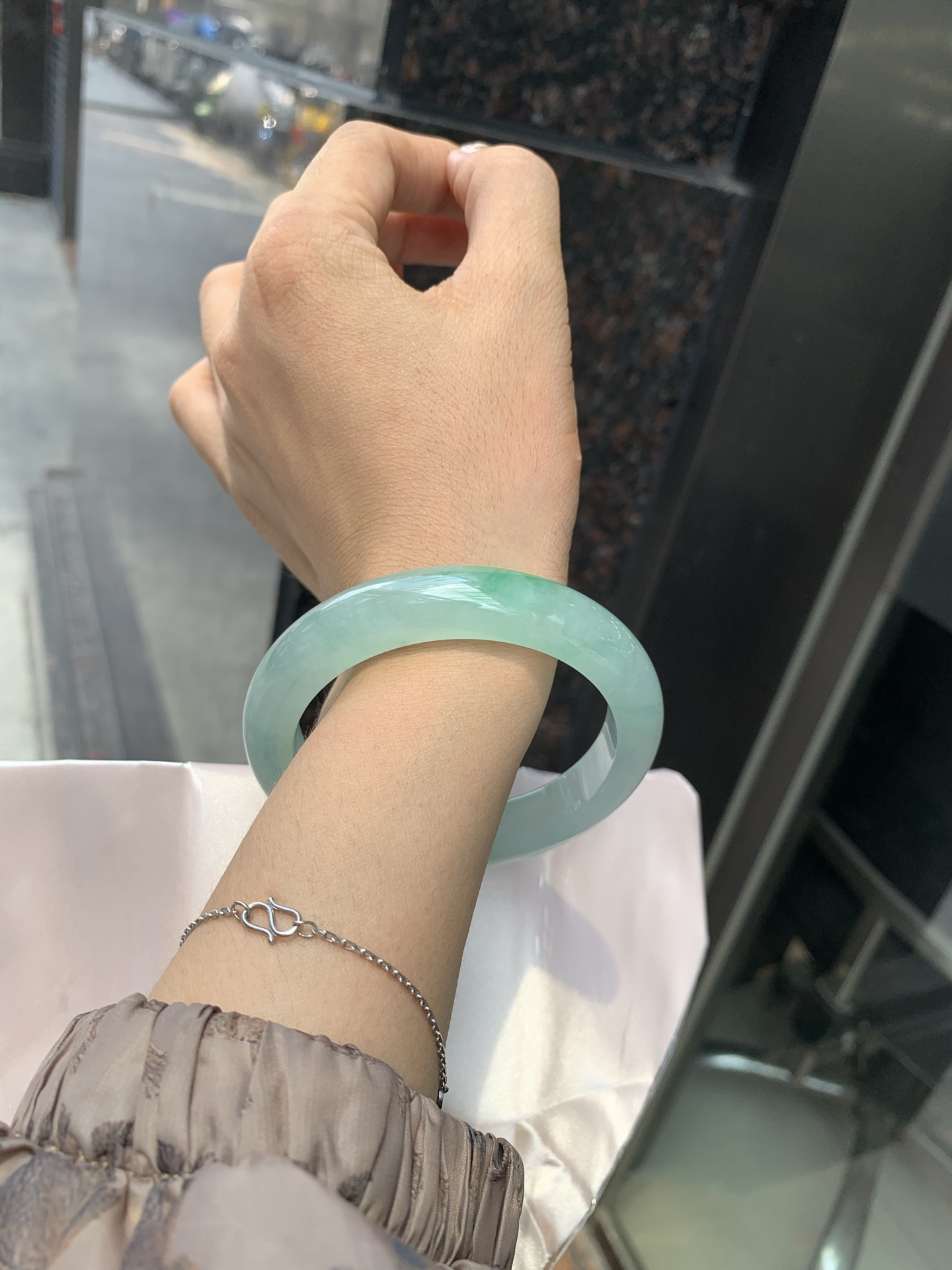 冰晴飘绿正圈 0522-N791 打灯断纹，不扣，底妆水润细腻，满圈晴绿底色飘一抹绿花，鲜艳得像新冒头的嫩芽，灵动清新，即柔和又充满生机