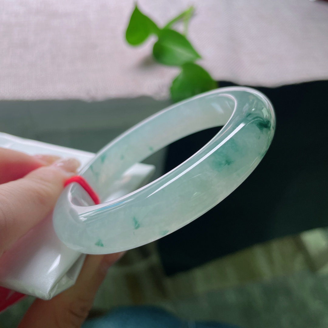 冰飘花正圈，晶莹剔透，似山间云雾落于玉间，清透雅致，越戴越有韵味。无裂，ss52933a