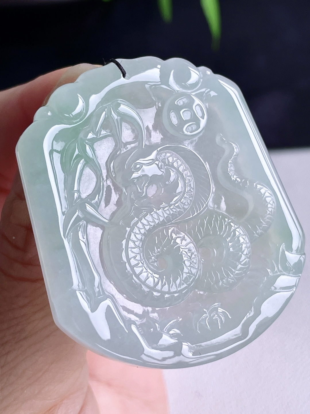 【裸石】糯冰飘花生肖蛇牌吊坠【说明】缅料 无裂 性比高【尺寸】50.8-45-5【重量】26克