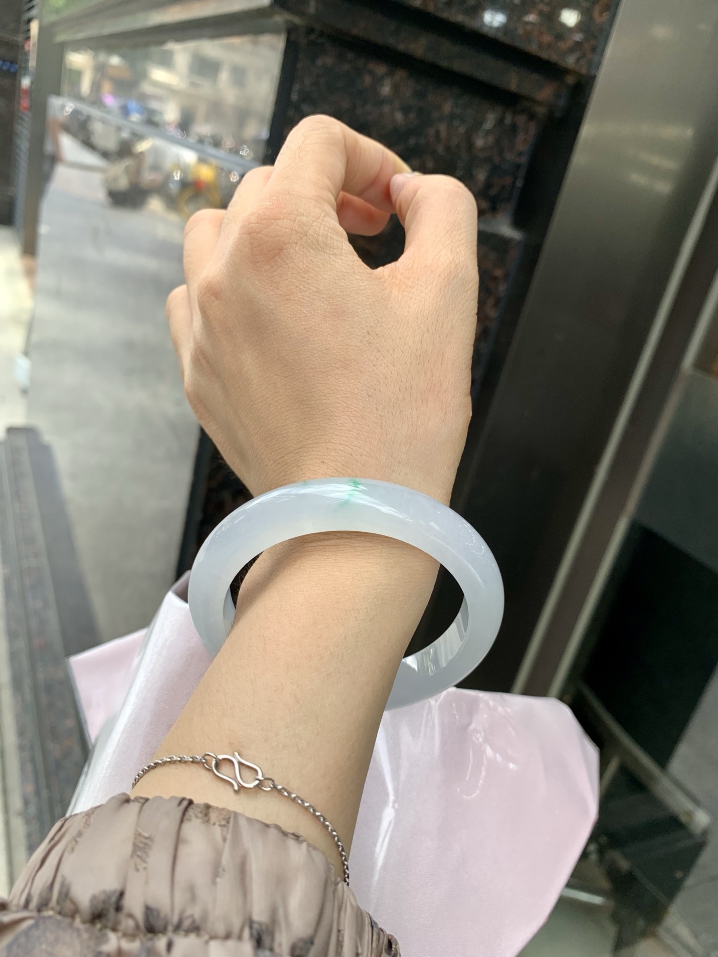 正圈，打灯细纹，底妆冰润，两抹阳绿花色像春芽，从水润如晨露的底子蹦跳而出，将春日的灵动生机凝于手镯中，戴上她，清水芙蓉般的清新感自然晕染，每一次抬手，都似把盎然绿意融入生活。