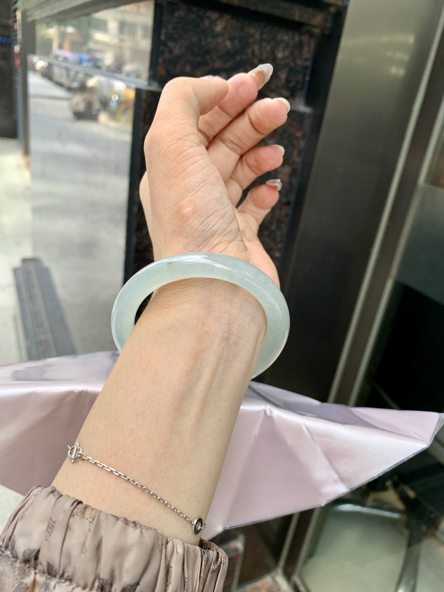冰晴绿美人条 0522-N783 打灯细纹，底妆冰胶十足，满圈晴绿带飘花，像初春嫩芽落入清泉，均匀柔和，抬眼就是一片宁静感