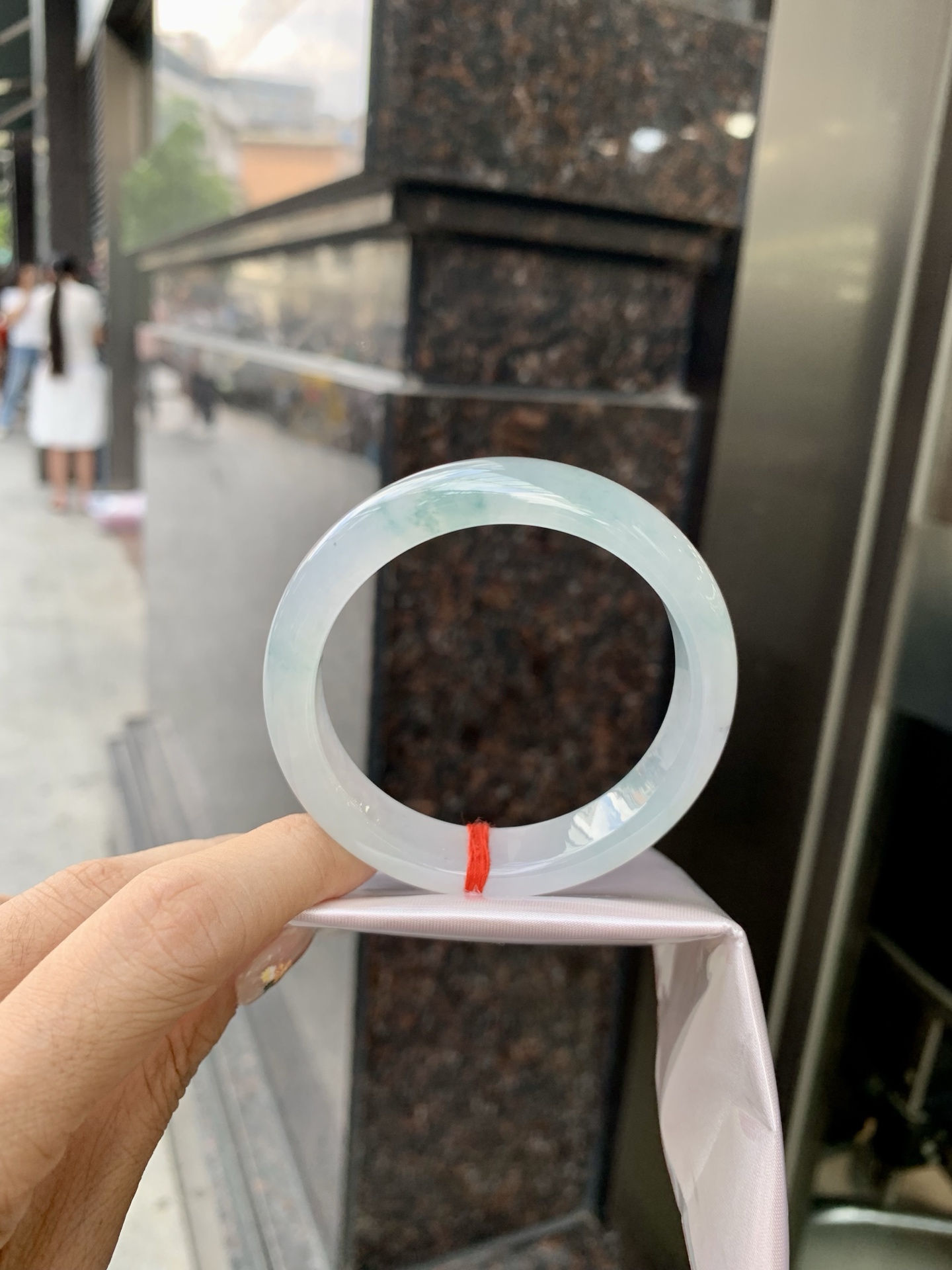 冰飘花正圈 52.5-7.5-11.8 0522-N769 打灯细纹，底妆冰润细腻，冰底中开出了朵朵蓝花，飘花灵动飘逸，勾勒出一幅唯美诗意的山水意境画，古典优雅又秀气
