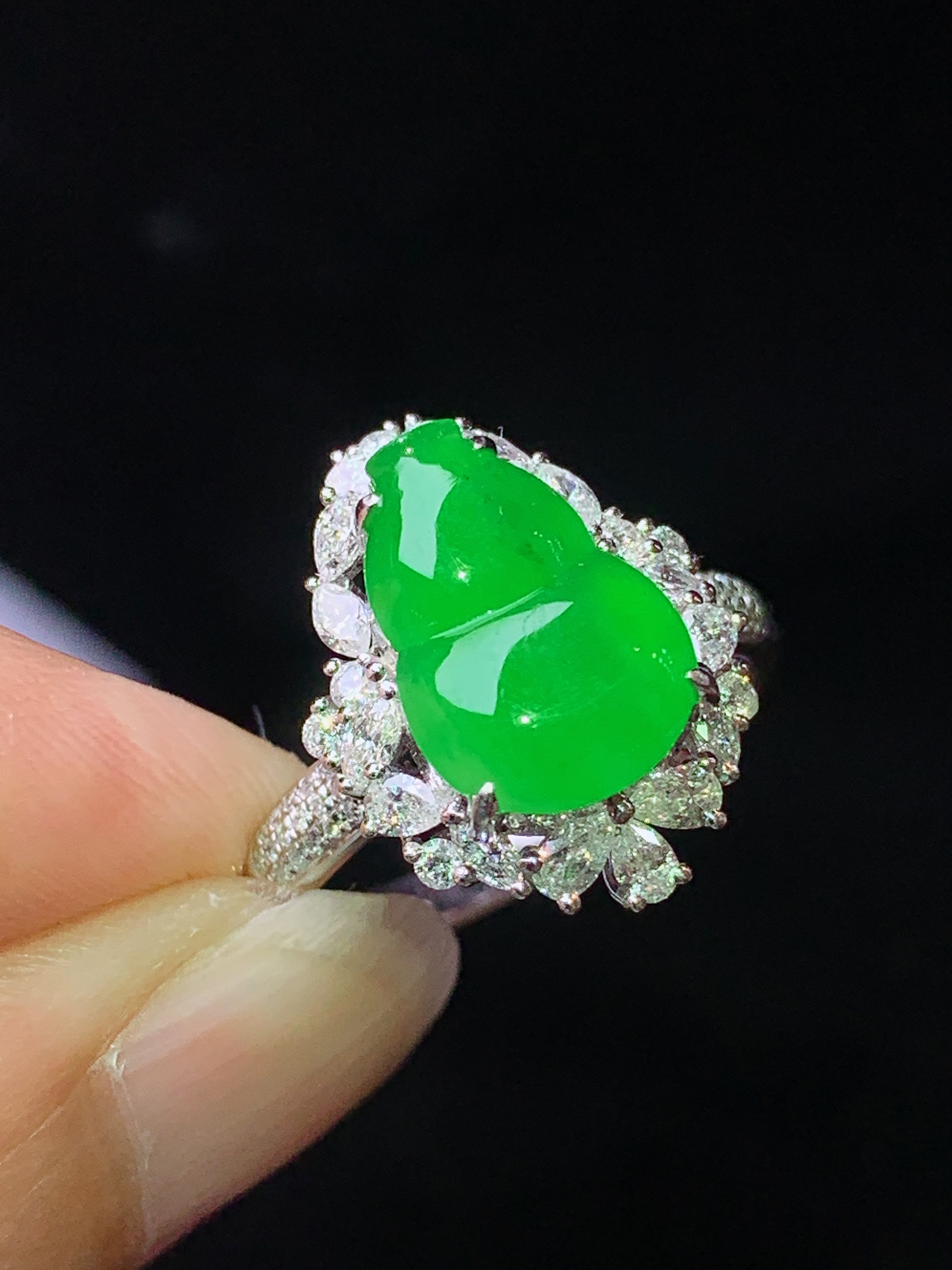 18k金钻镶嵌冰阳绿葫芦戒指 玉质细腻 色泽艳丽清新 水润亮眼 圈口14.5整体尺寸17.2*13.