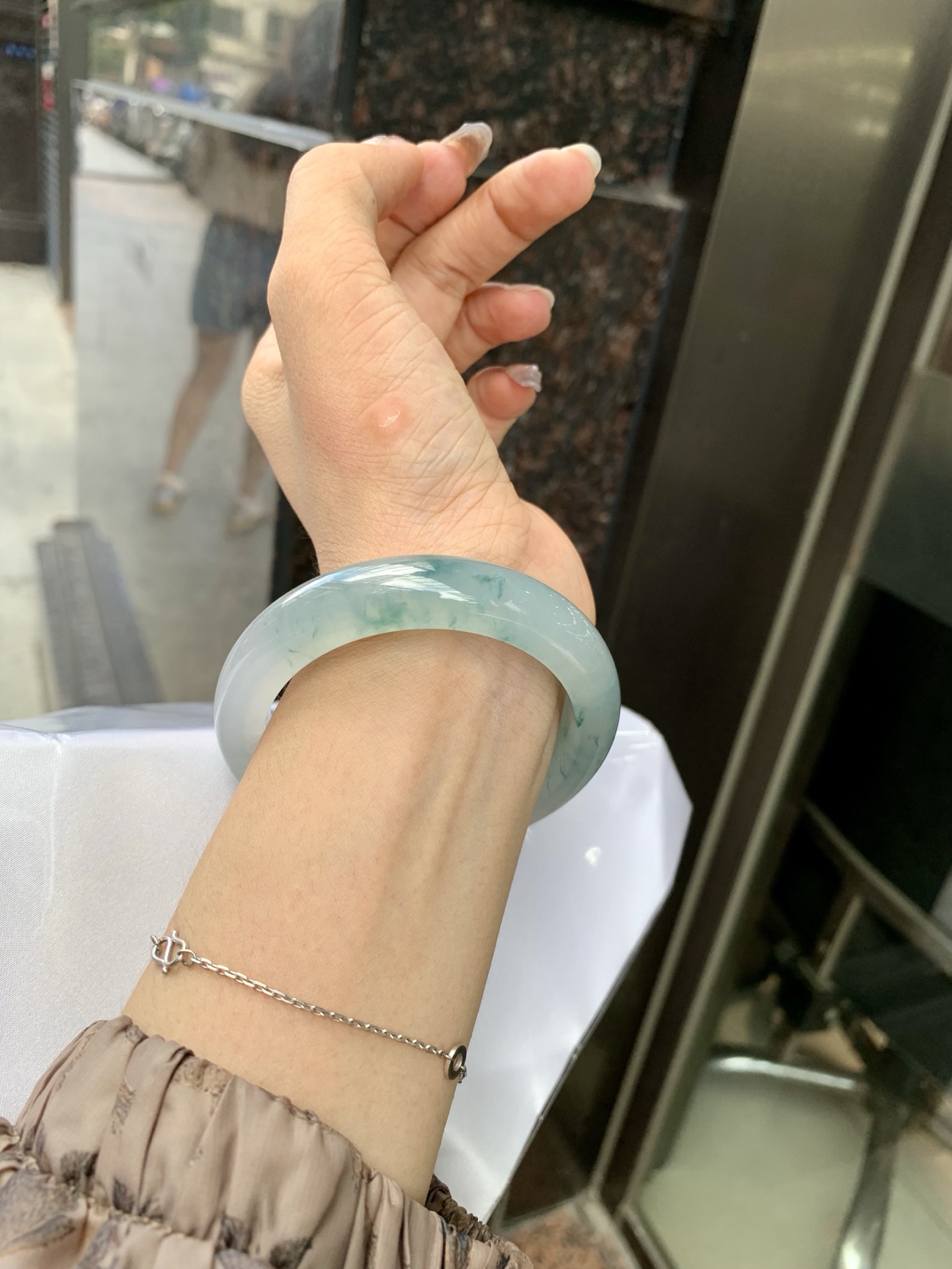 冰飘花正圈, 打灯多处细纹，底妆冰润细腻，冰底中开出了朵朵蓝花，飘花灵动飘逸，勾勒出一幅唯美诗意的山水意境画，秀气