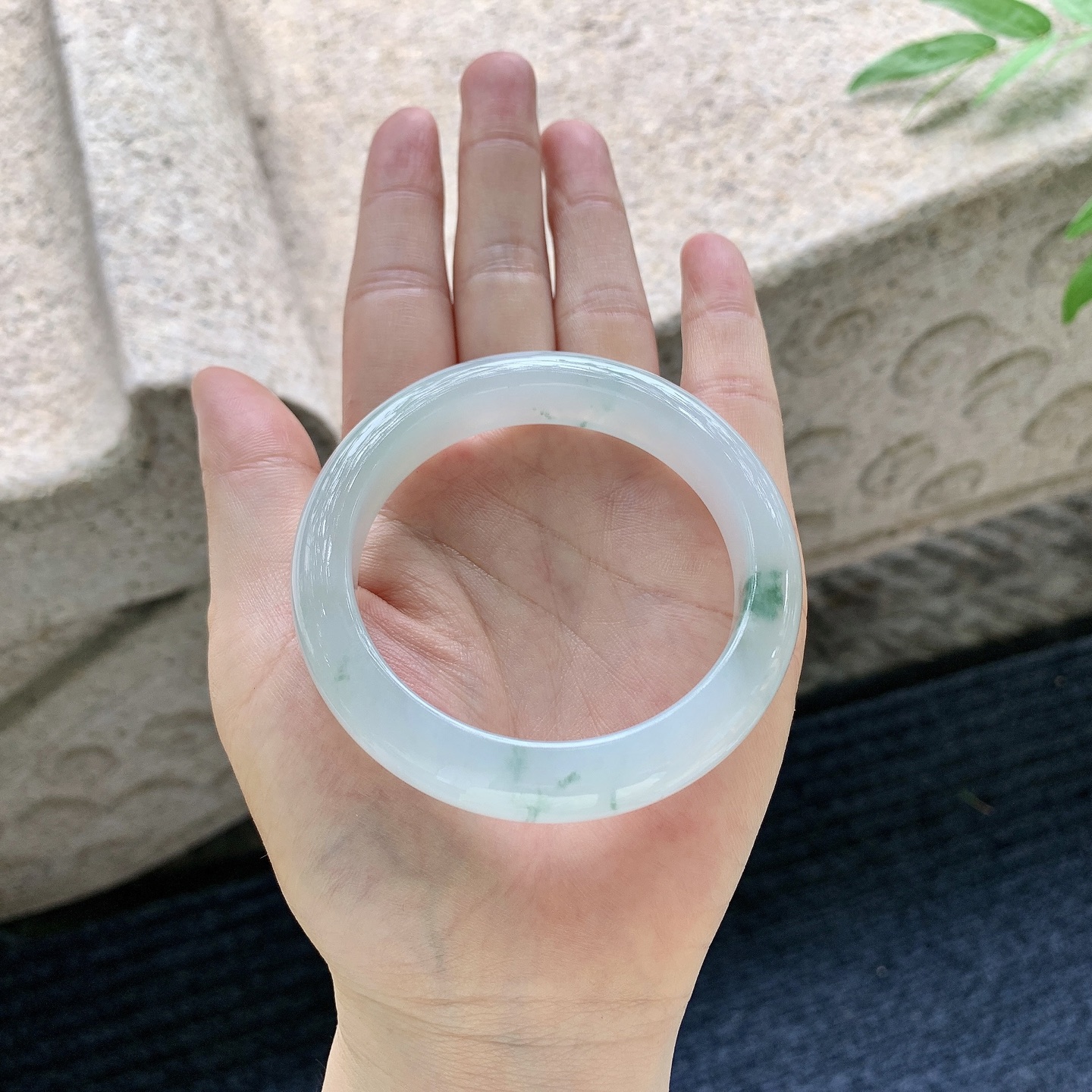 正圈53 54【圈口】54/12.3/8.8【编码】DW062685【描述】糯冰飘花，水润，种老，细腻，无裂