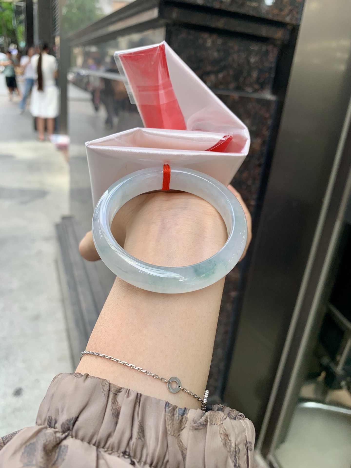 冰飘花正圈 52.5-7.5-11.8 0522-N769 打灯细纹，底妆冰润细腻，冰底中开出了朵朵蓝花，飘花灵动飘逸，勾勒出一幅唯美诗意的山水意境画，古典优雅又秀气