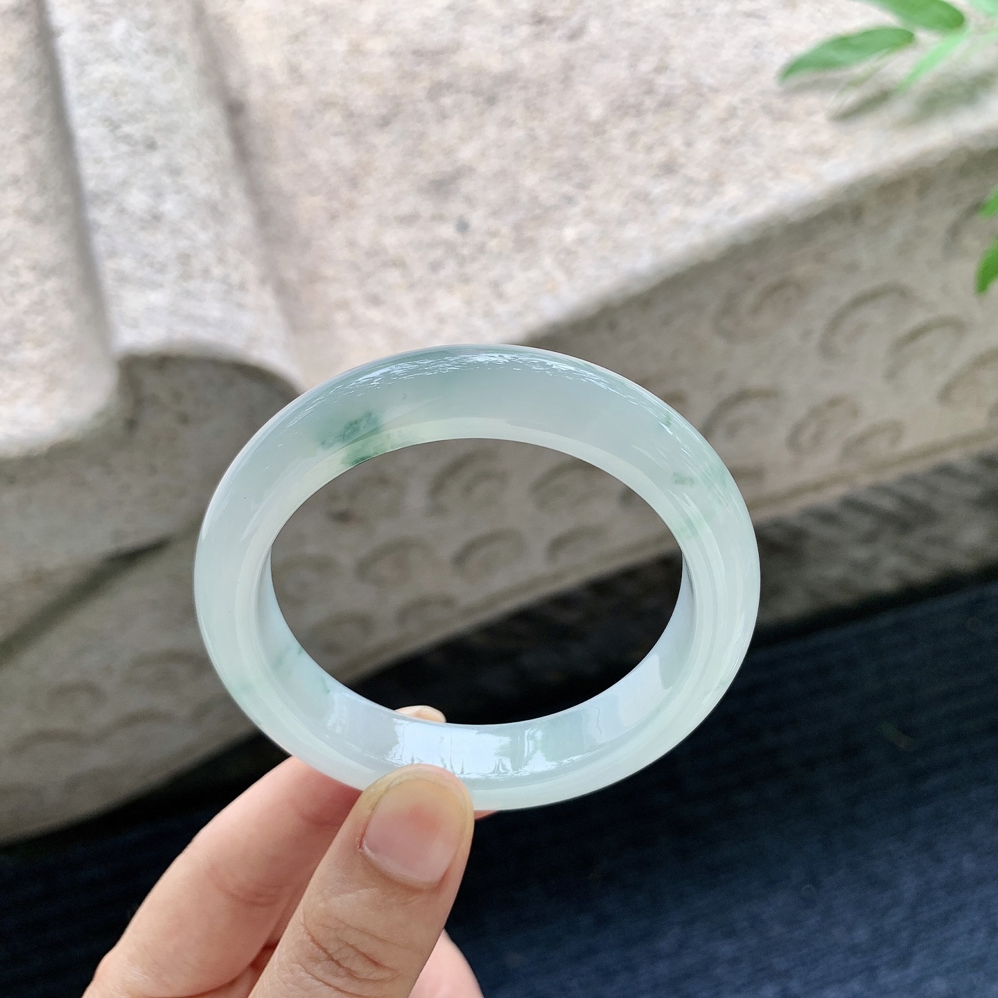 正圈53 54【圈口】54/12.3/8.8【编码】DW062685【描述】糯冰飘花，水润，种老，细腻，无裂