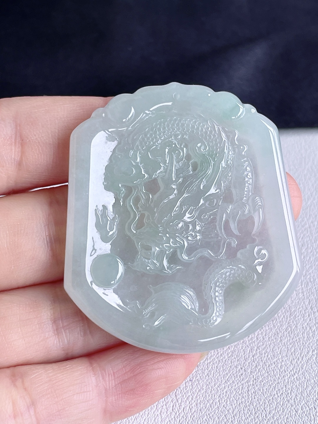 【裸石】糯冰晴水龙牌大龙牌吊坠【说明】缅料 无裂, 性比高【尺寸】50-45-5.2【重量】26.6克