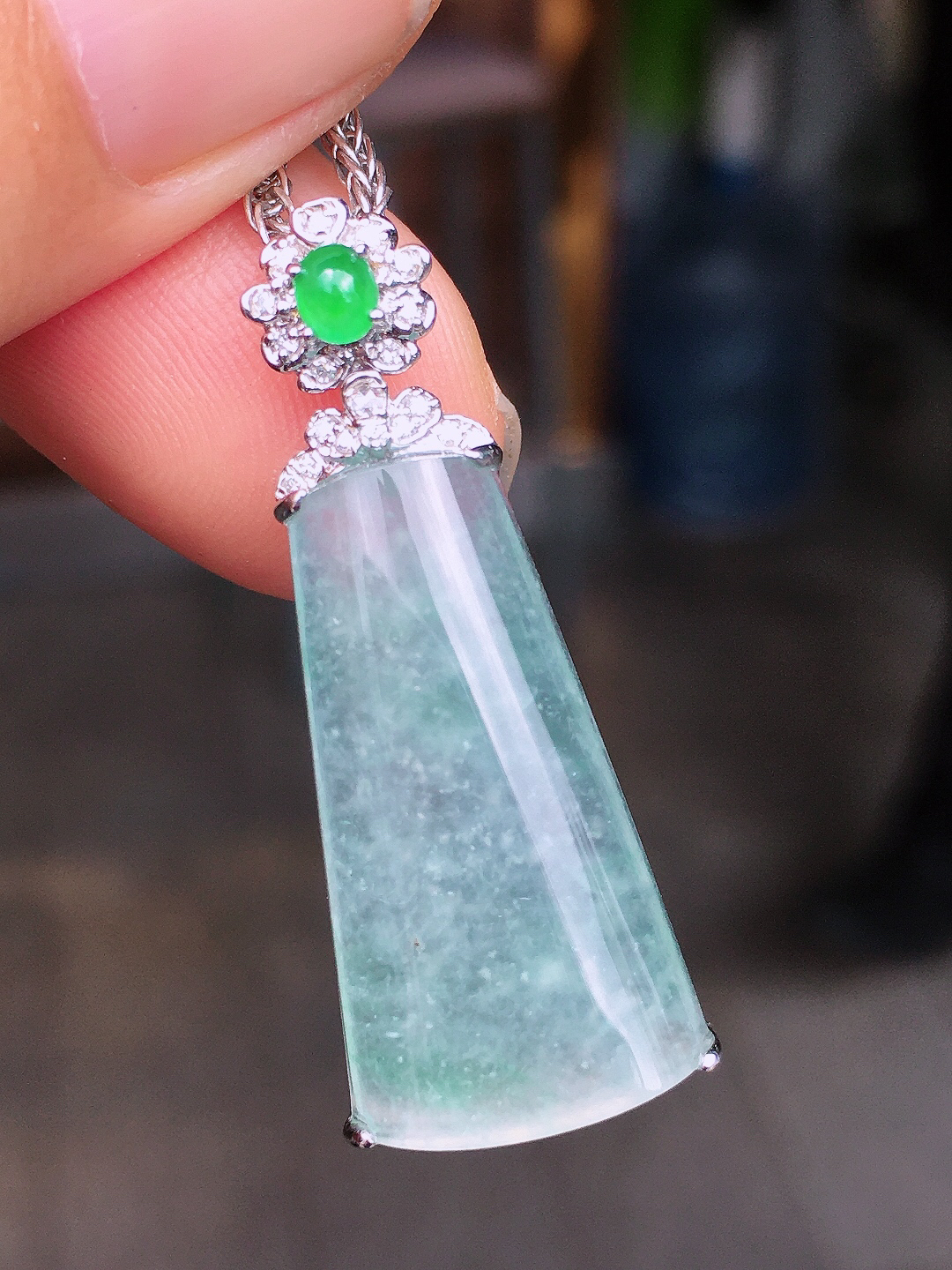 冰种无事牌吊坠，色泽均匀艳丽，玉质细腻，荧光感超
强，饱满圆润，简单大方，尽显优雅气质，18k
金豪