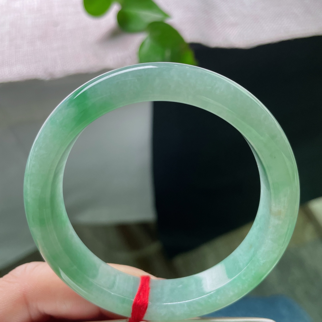 55.2/12.6/8.2，绿底正圈，水润，佩戴古典优雅，韵味十足，种老，无裂，ss53547a