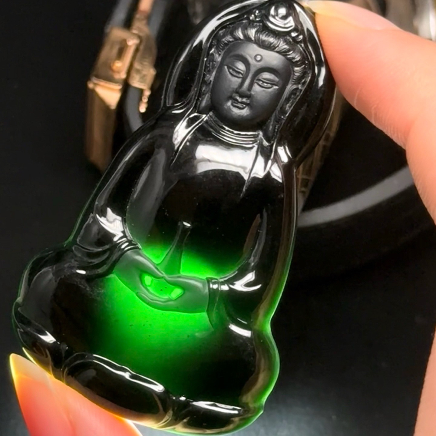 精品墨翠正观音 种好色正 黑度极好 打灯通透 油性十足 尺寸59