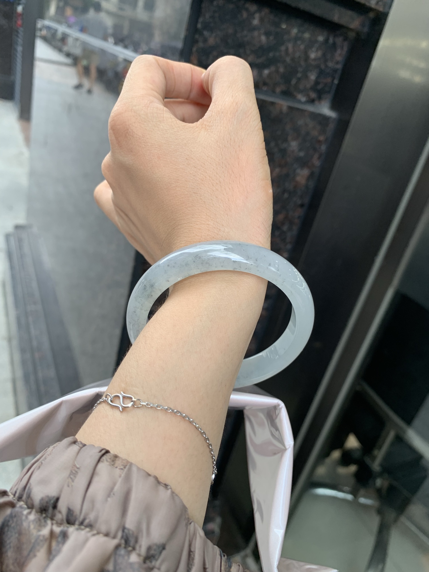 冰乌鸡正圈 0522-N787-2 打灯棉线，底妆冰透起光，冰乌鸡种的黑寓意着高贵，神秘，个性，甜酷风的搭配，底妆带点淡淡晴底，与国风，休闲风搭配都很适合，简直白搭