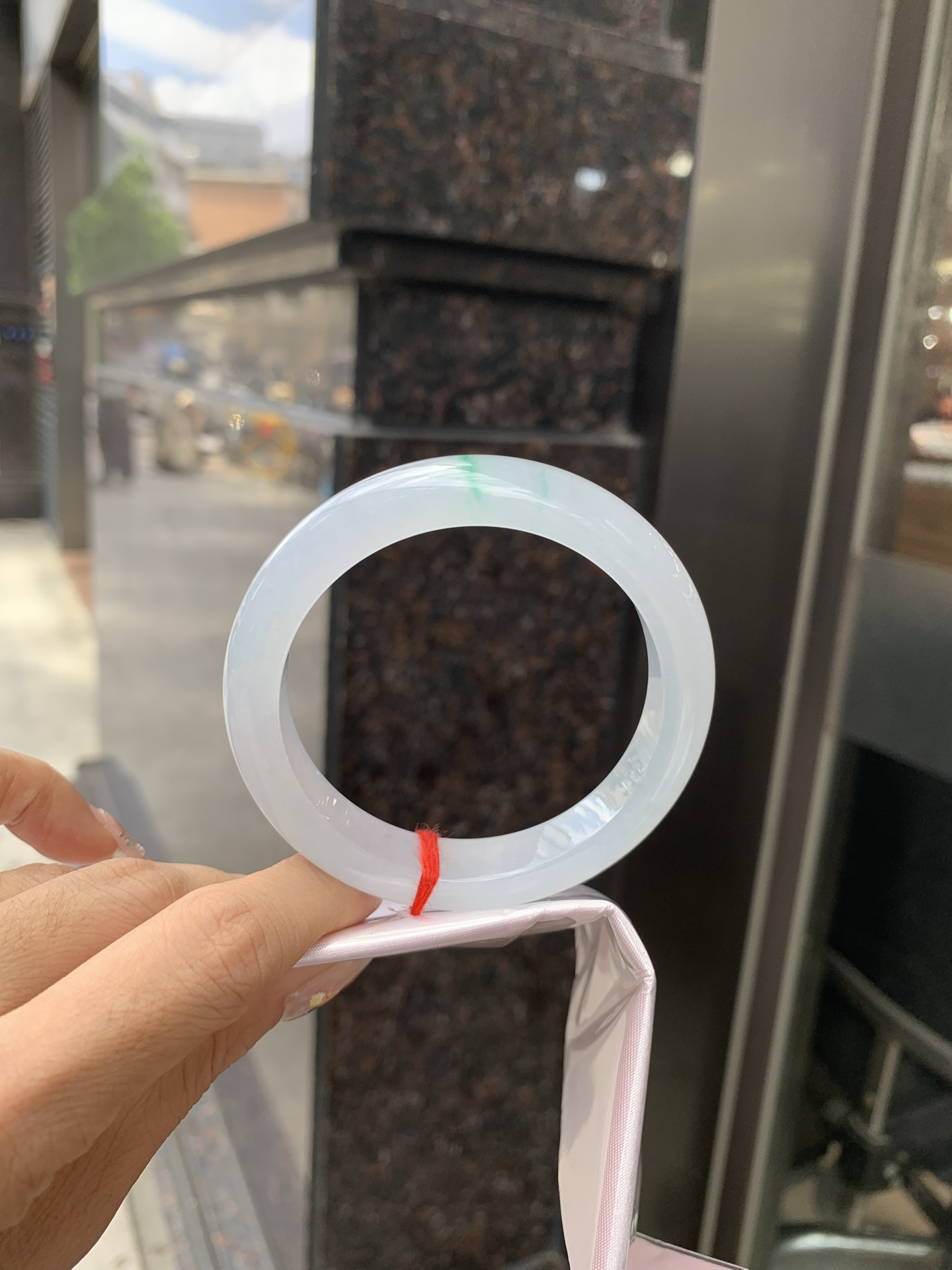 正圈，打灯细纹，底妆冰润，两抹阳绿花色像春芽，从水润如晨露的底子蹦跳而出，将春日的灵动生机凝于手镯中，戴上她，清水芙蓉般的清新感自然晕染，每一次抬手，都似把盎然绿意融入生活。