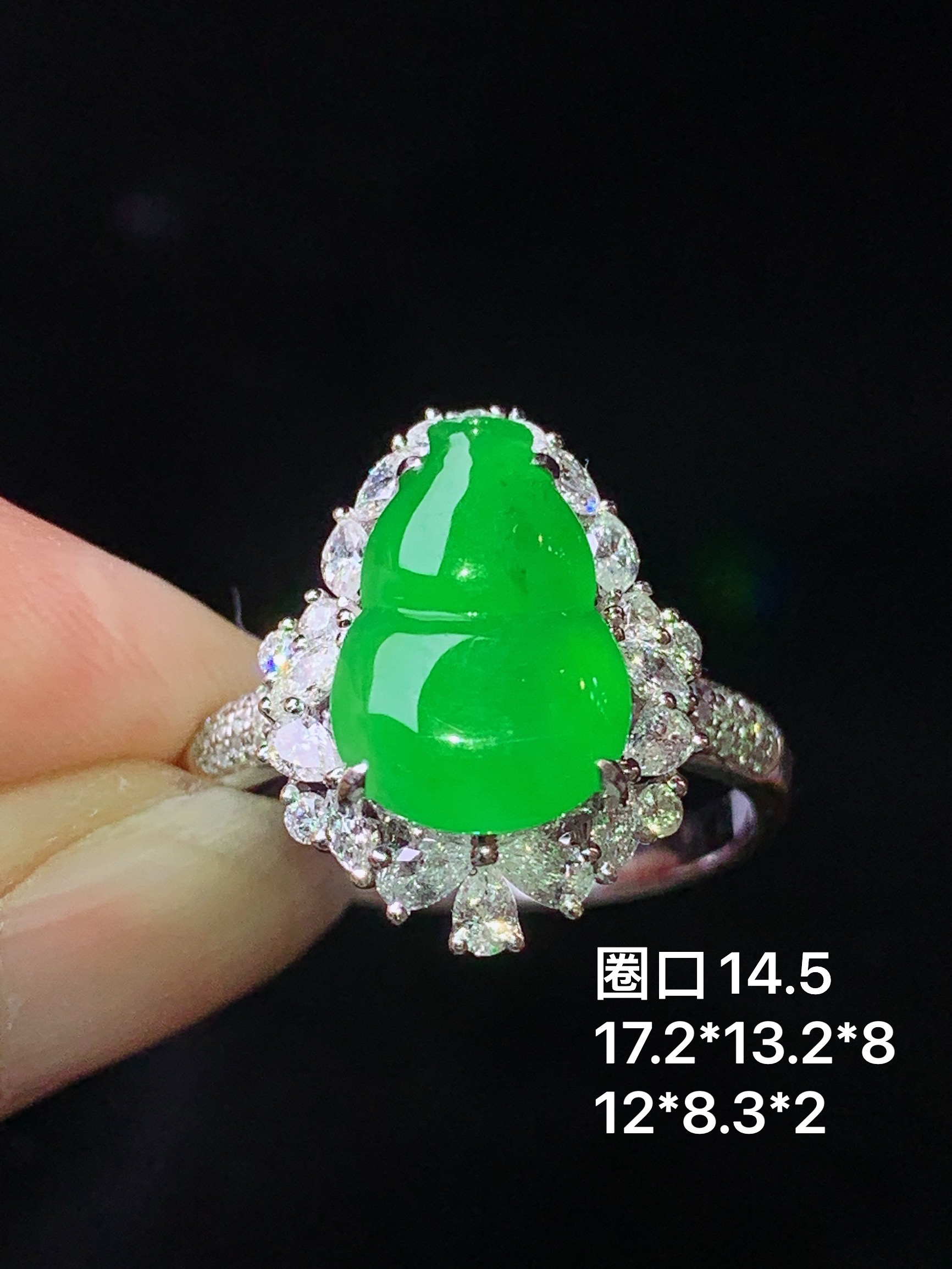 18k金钻镶嵌冰阳绿葫芦戒指 玉质细腻 色泽艳丽清新 水润亮眼 圈口14.5整体尺寸17.2*13.2*8 m3