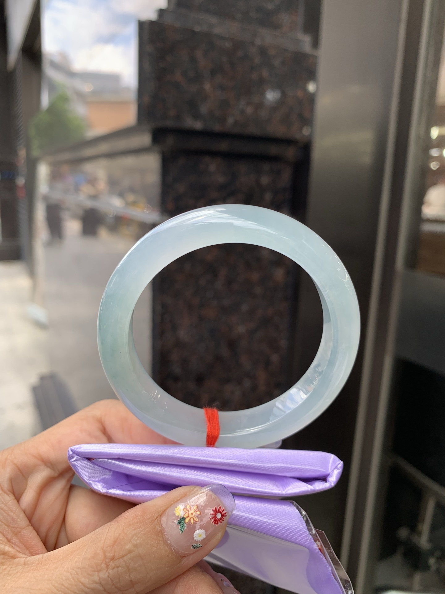 冰飘花正圈 54.9-8.6-11.8 0522-N777 打灯棉线，底妆冰润细腻，冰底中开出了朵朵蓝花，飘花灵动飘逸，勾勒出一幅唯美诗意的山水意境画，古典优雅又秀气