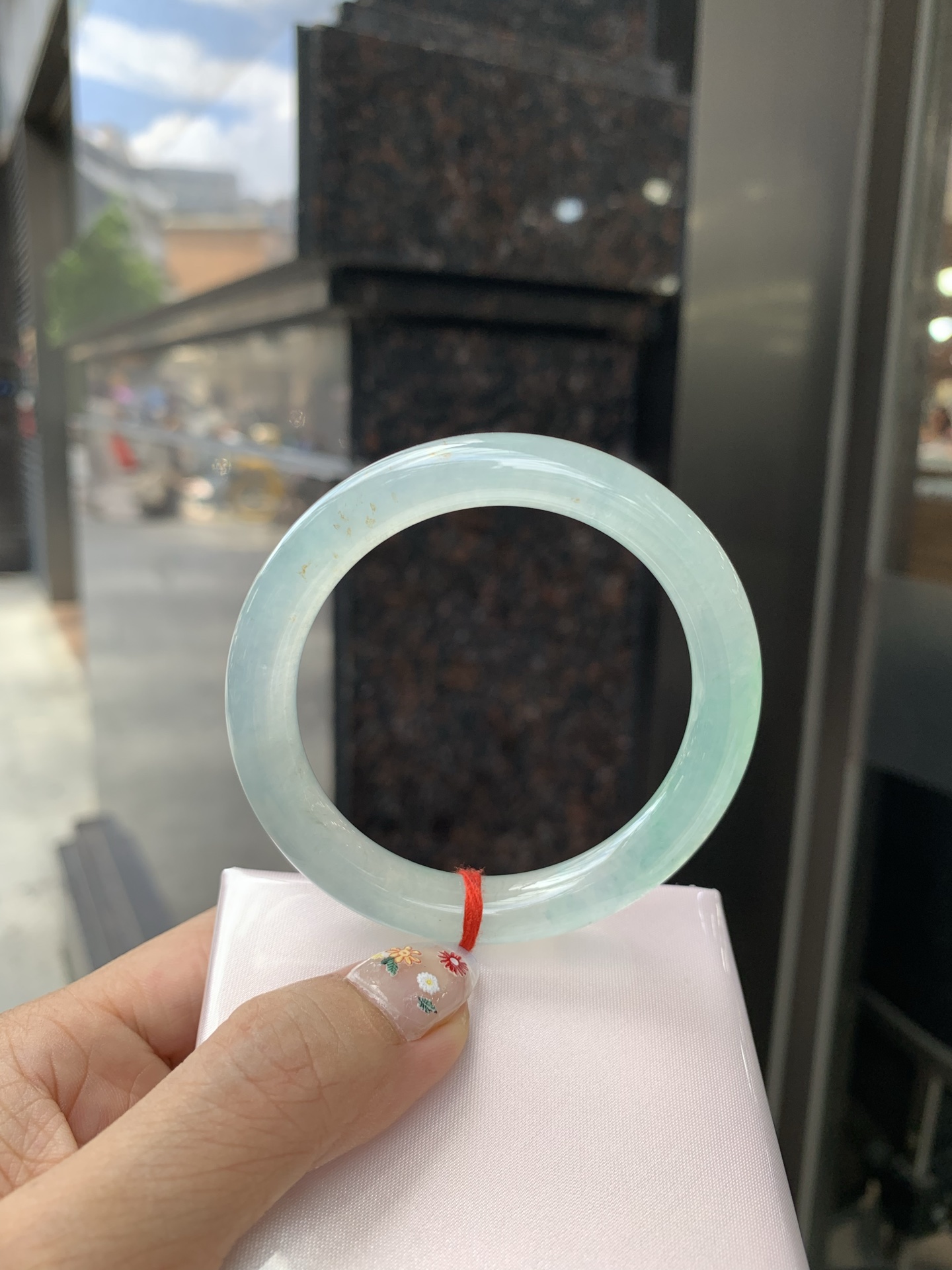 冰晴绿美人条 0522-N783 打灯细纹，底妆冰胶十足，满圈晴绿带飘花，像初春嫩芽落入清泉，均匀柔和，抬眼就是一片宁静感