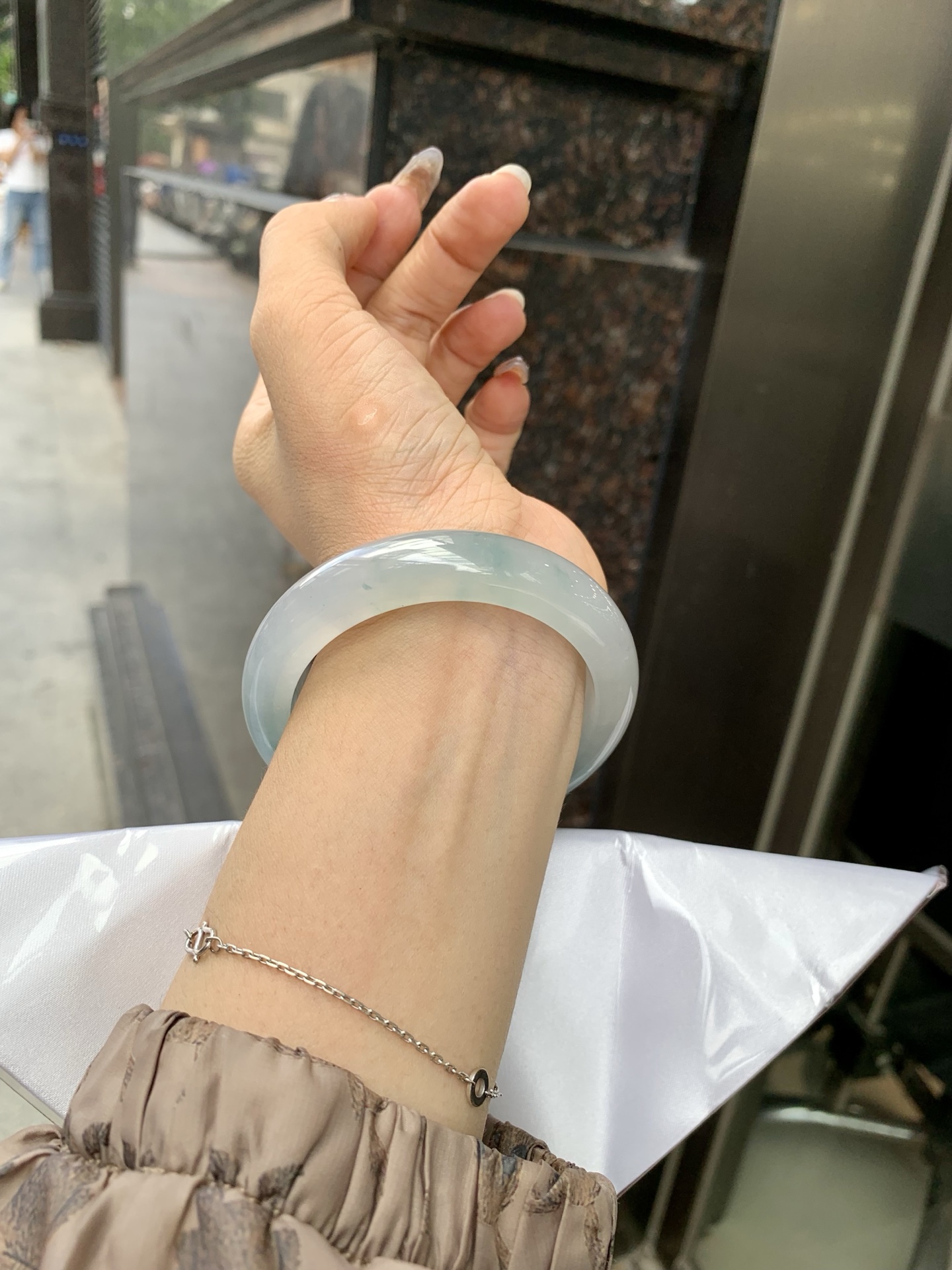 冰飘花正圈, 打灯多处细纹，底妆冰润细腻，冰底中开出了朵朵蓝花，飘花灵动飘逸，勾勒出一幅唯美诗意的山水意境画，秀气