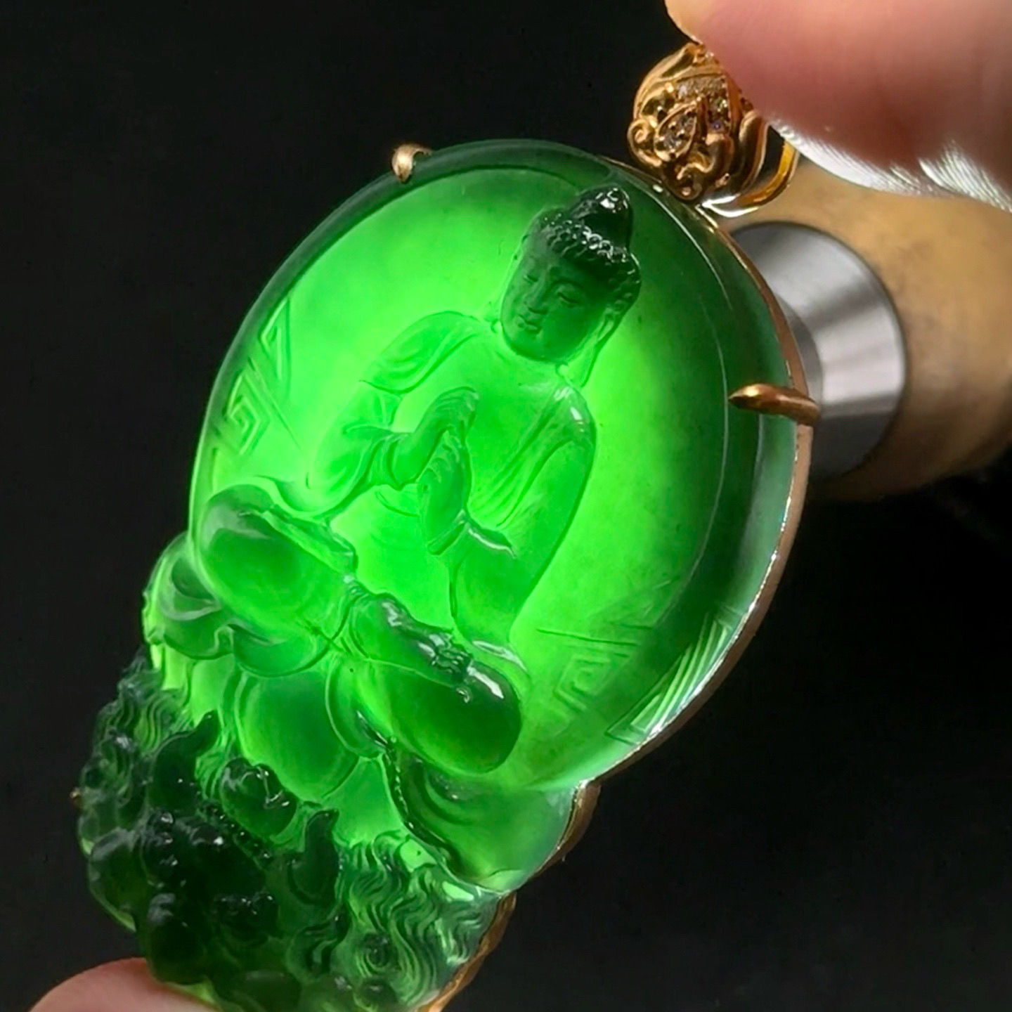 精品18k墨翠神龙护主 种好色正 黑度好 打灯通透 油性十足  尺寸57.5