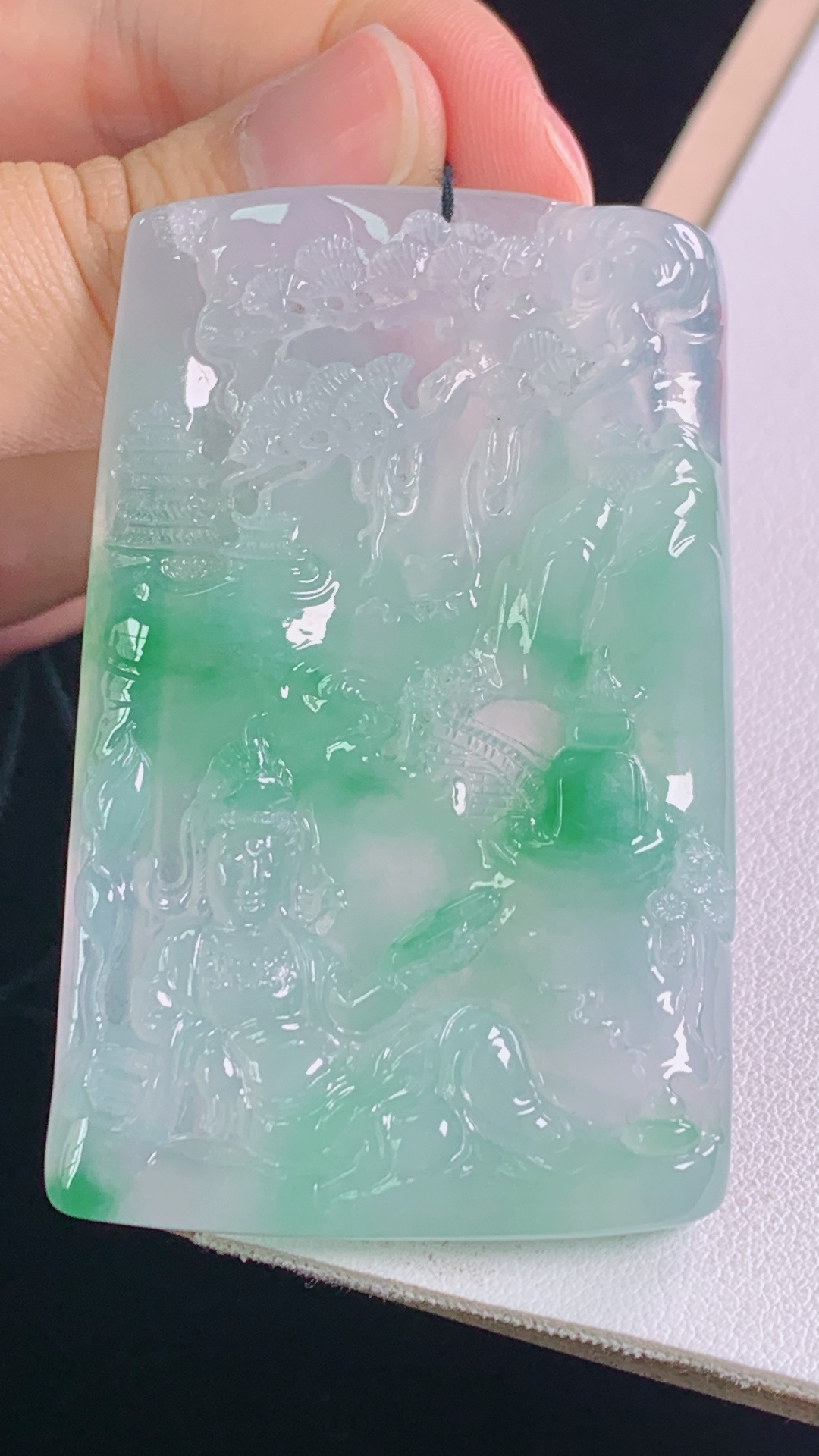 冰飘花山水观音，花色灵动，雕工精湛，无裂，尺寸:62.1-39.2-6.8mm 18