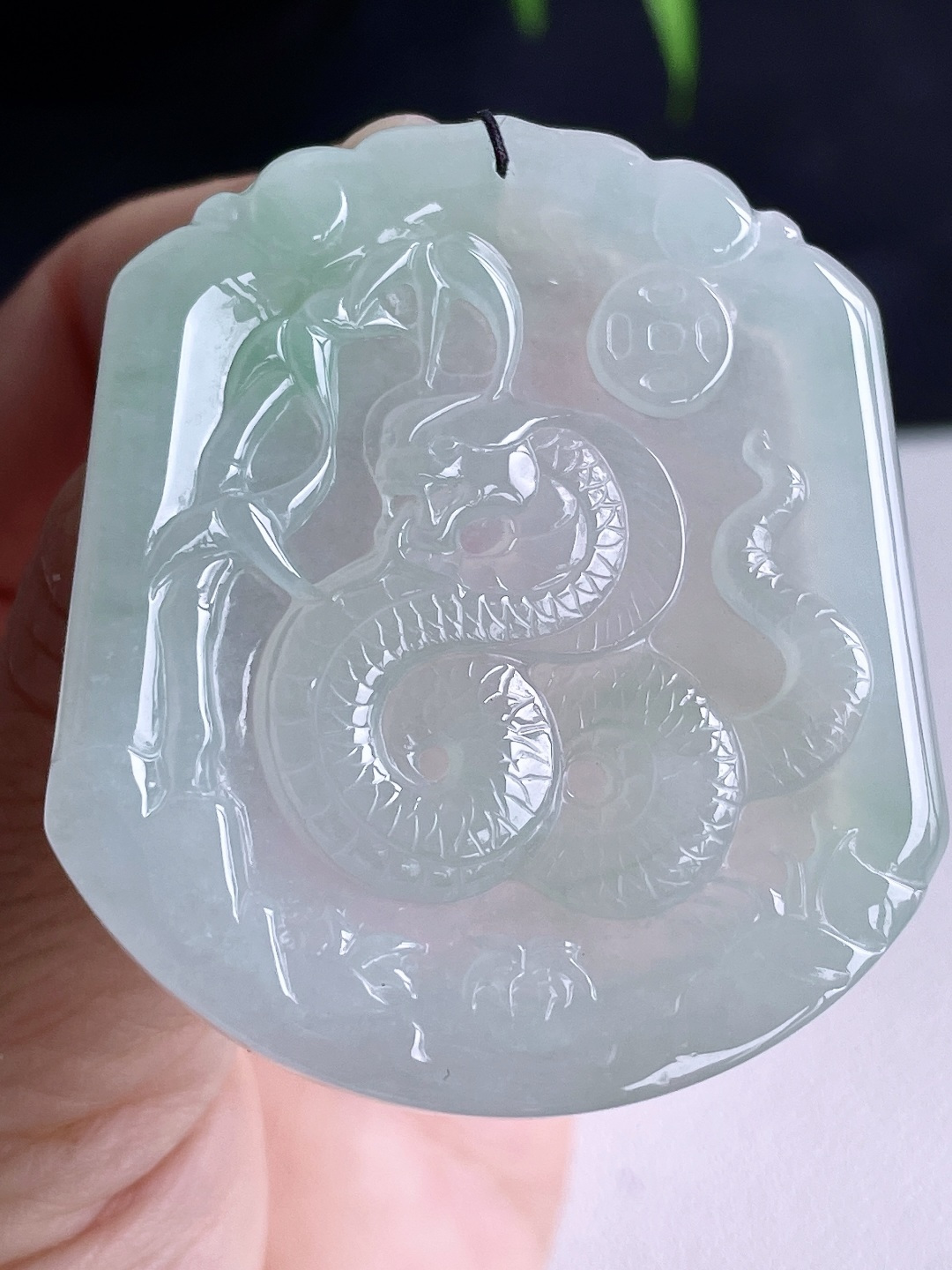 【裸石】糯冰飘花生肖蛇牌吊坠【说明】缅料 无裂 性比高【尺寸】50.8-45-5【重量】26克