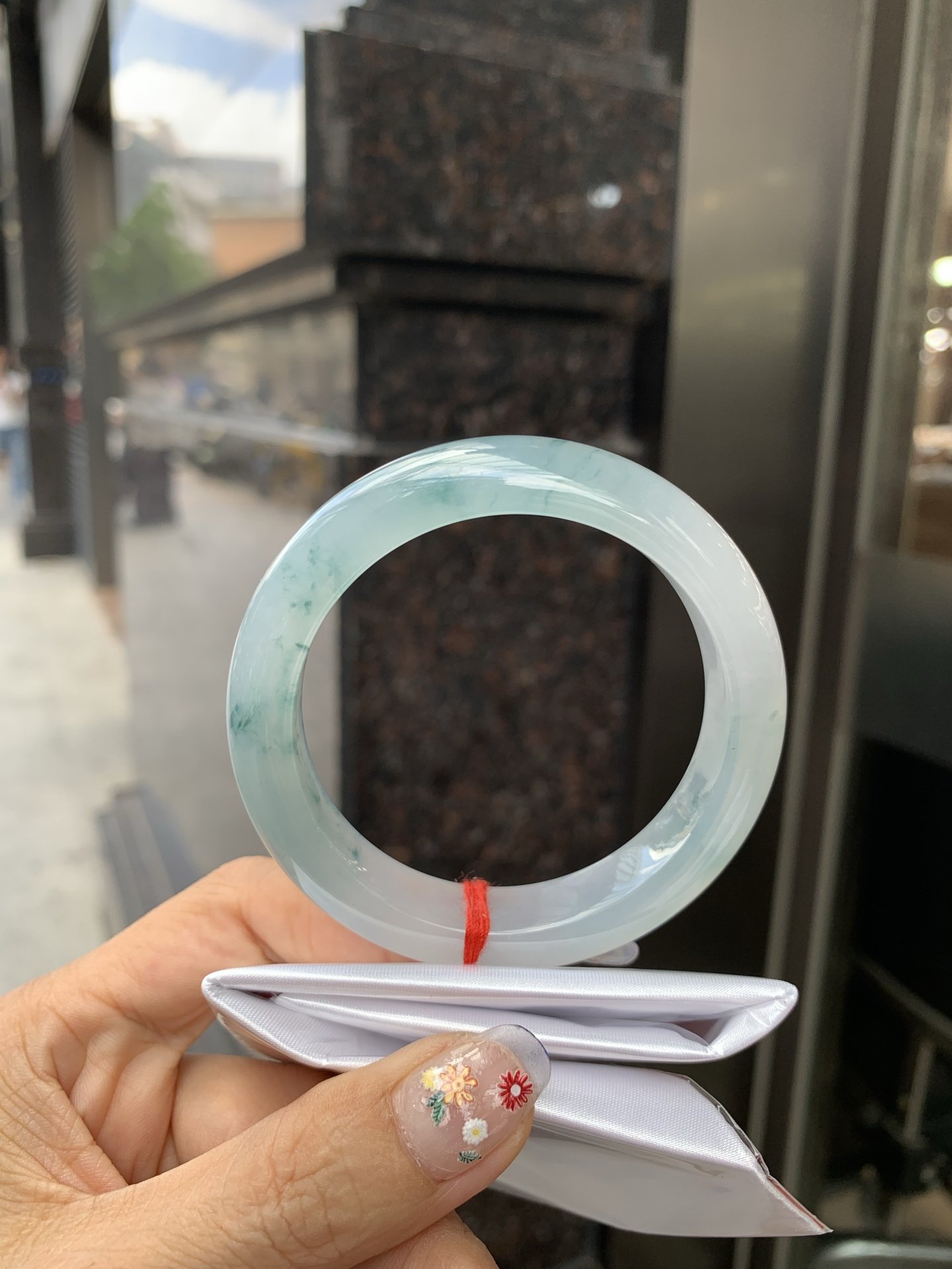 冰飘花正圈, 打灯多处细纹，底妆冰润细腻，冰底中开出了朵朵蓝花，飘花灵动飘逸，勾勒出一幅唯美诗意的山水意境画，秀气