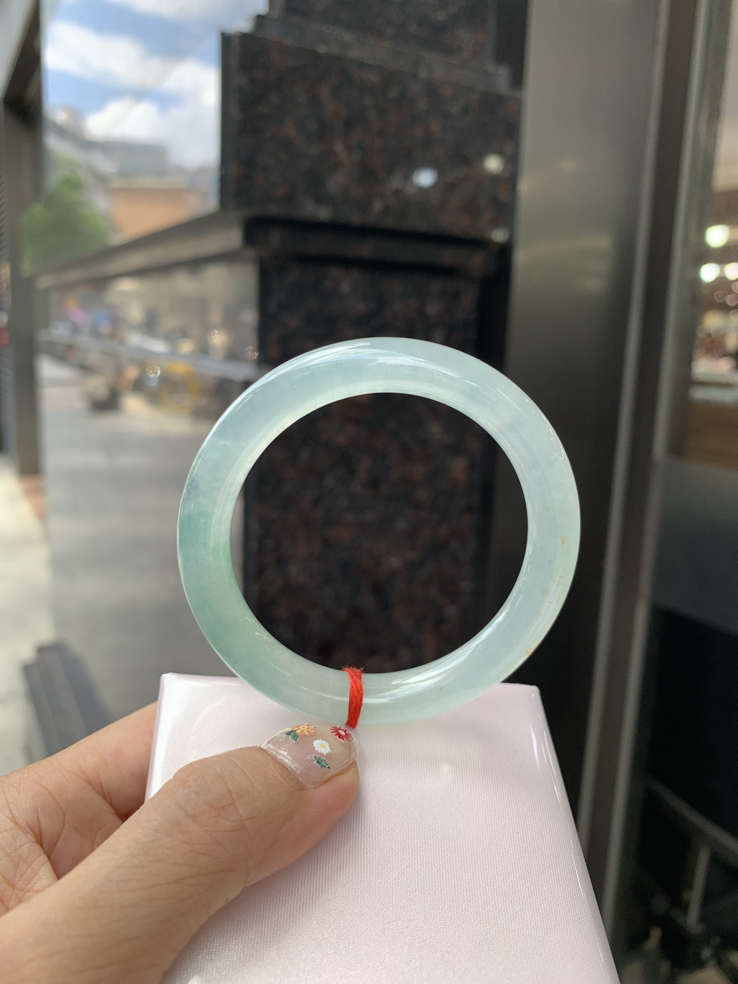 冰晴绿美人条 0522-N783 打灯细纹，底妆冰胶十足，满圈晴绿带飘花，像初春嫩芽落入清泉，均匀柔和，抬眼就是一片宁静感