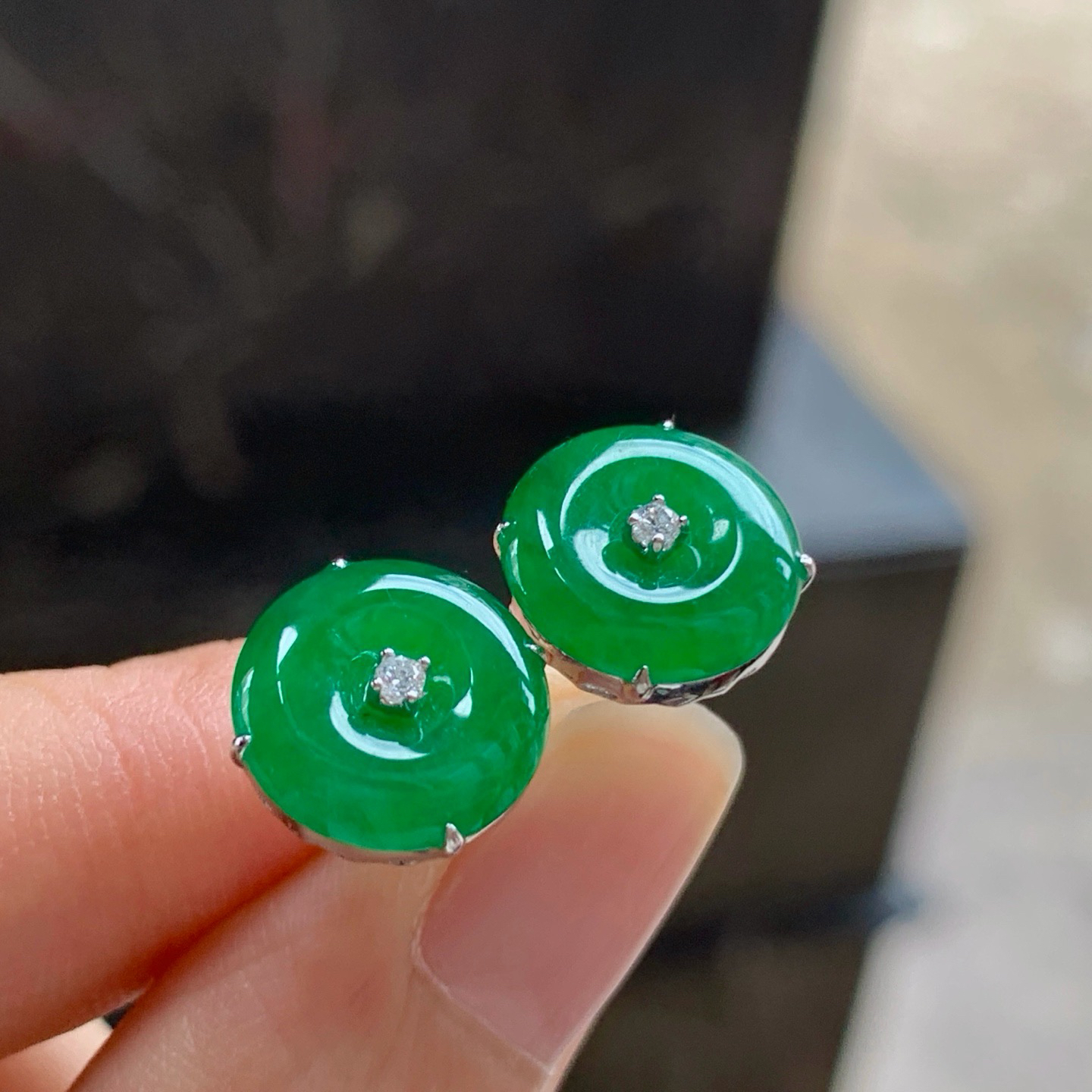 辣绿色平安扣耳钉一对^_^鲜艳 浓郁